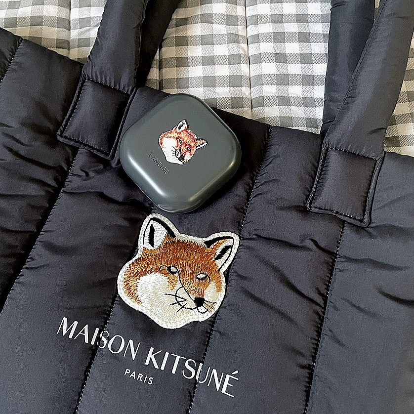 Maison Kitsune x Laneige Padded Bag Navy 착용 스타일