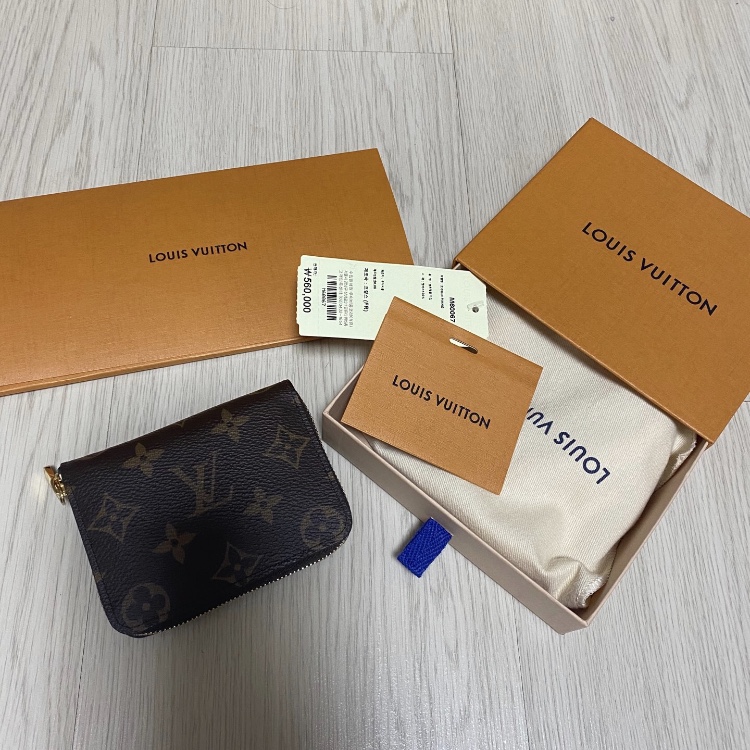 Louis Vuitton Zippy Coin Purse Monogram 착용 스타일