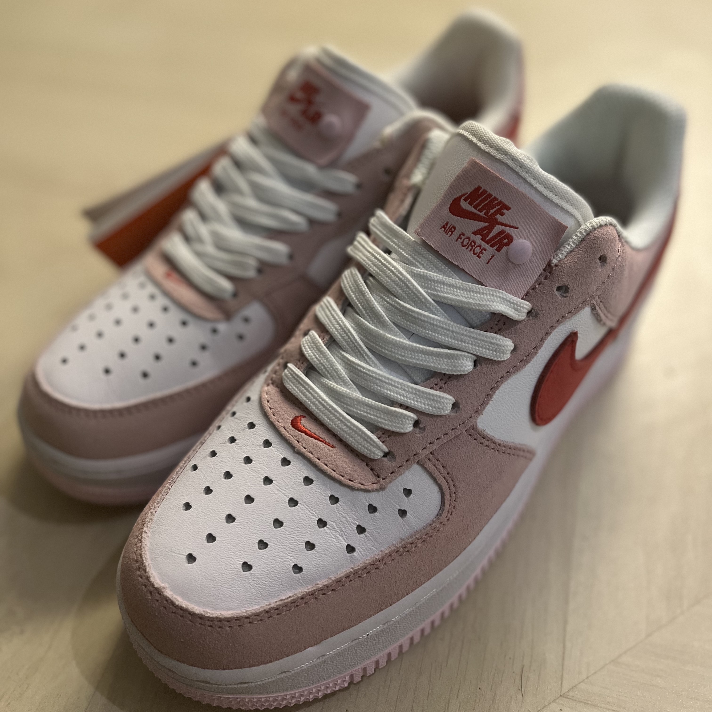 Nike Air Force 1 '07 QS Valentine's Day 착용 스타일