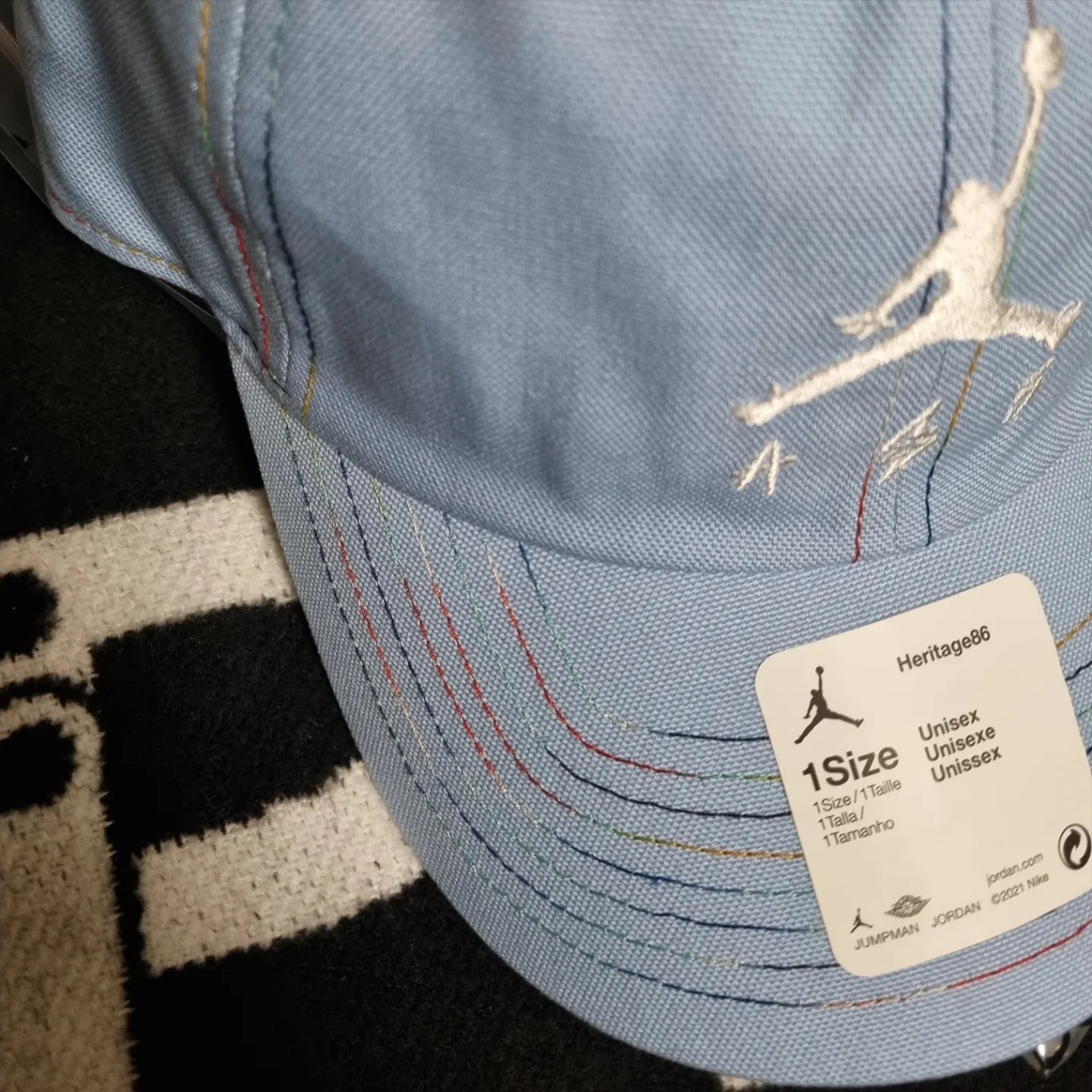 Jordan x J Balvin Jumpman Heritage 86 Adjustable Hat 착용 스타일