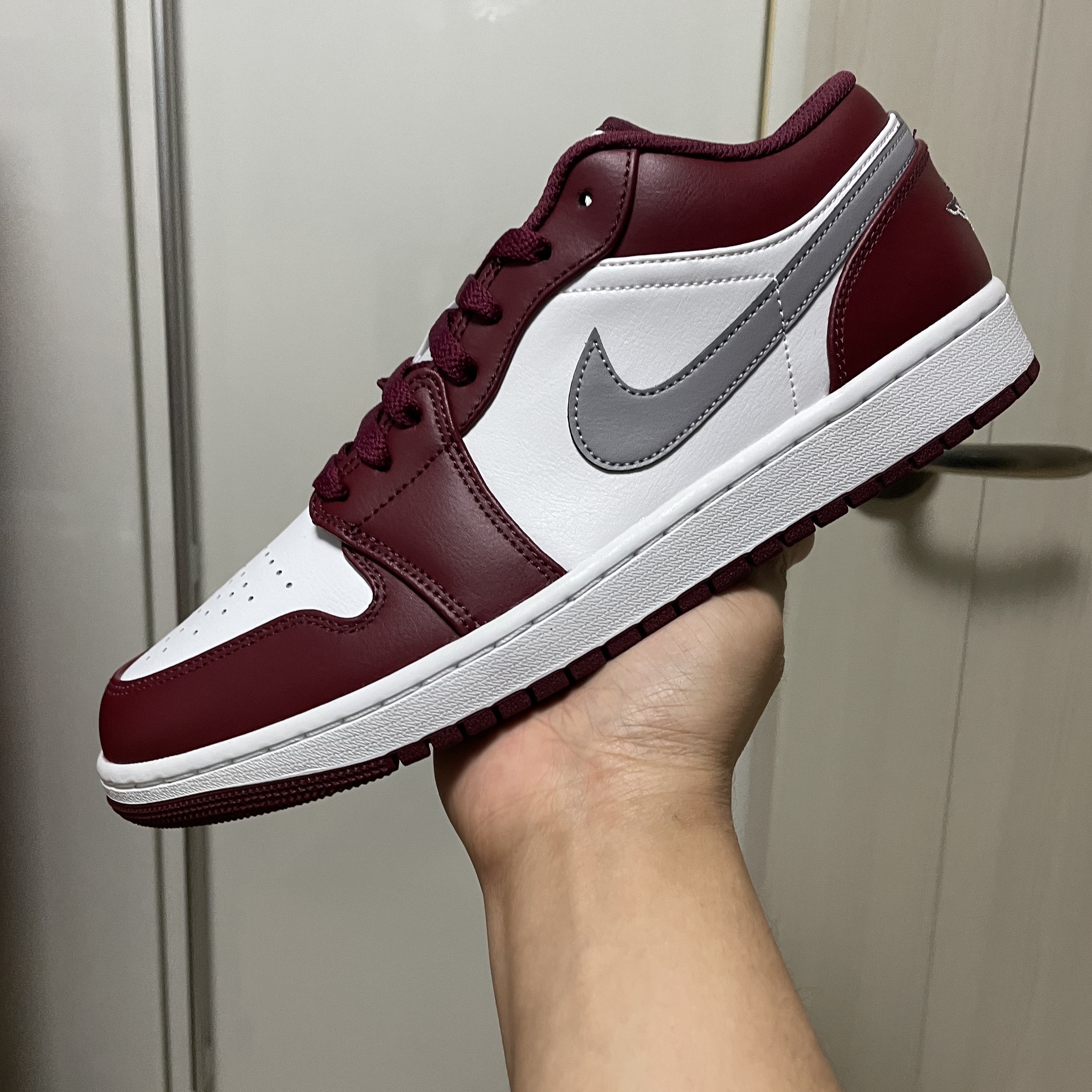 Jordan 1 Low Cherrywood Red 착용 스타일 - 1