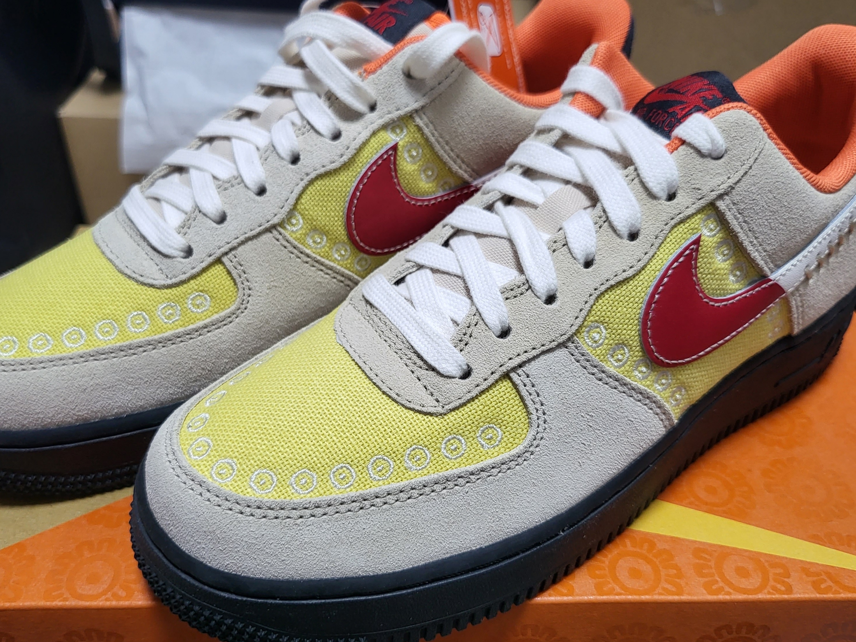 Nike Air Force 1 '07 Somos Familia Día de Muertos 착용 스타일 - 1