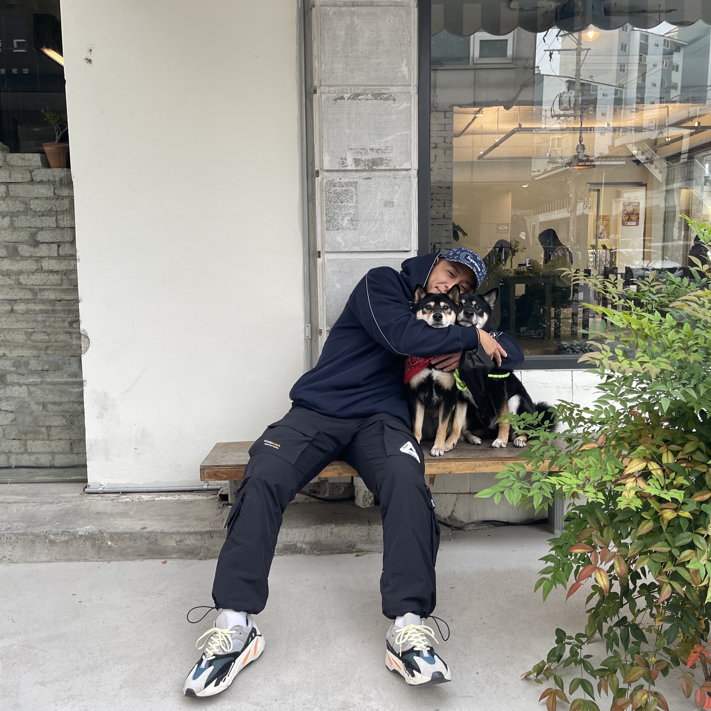 Palace Cordura RS Shell Cargos Black - 22FW, Adidas Yeezy Boost 700 Wave Runner Solid Grey 2017/2019 착용 스타일