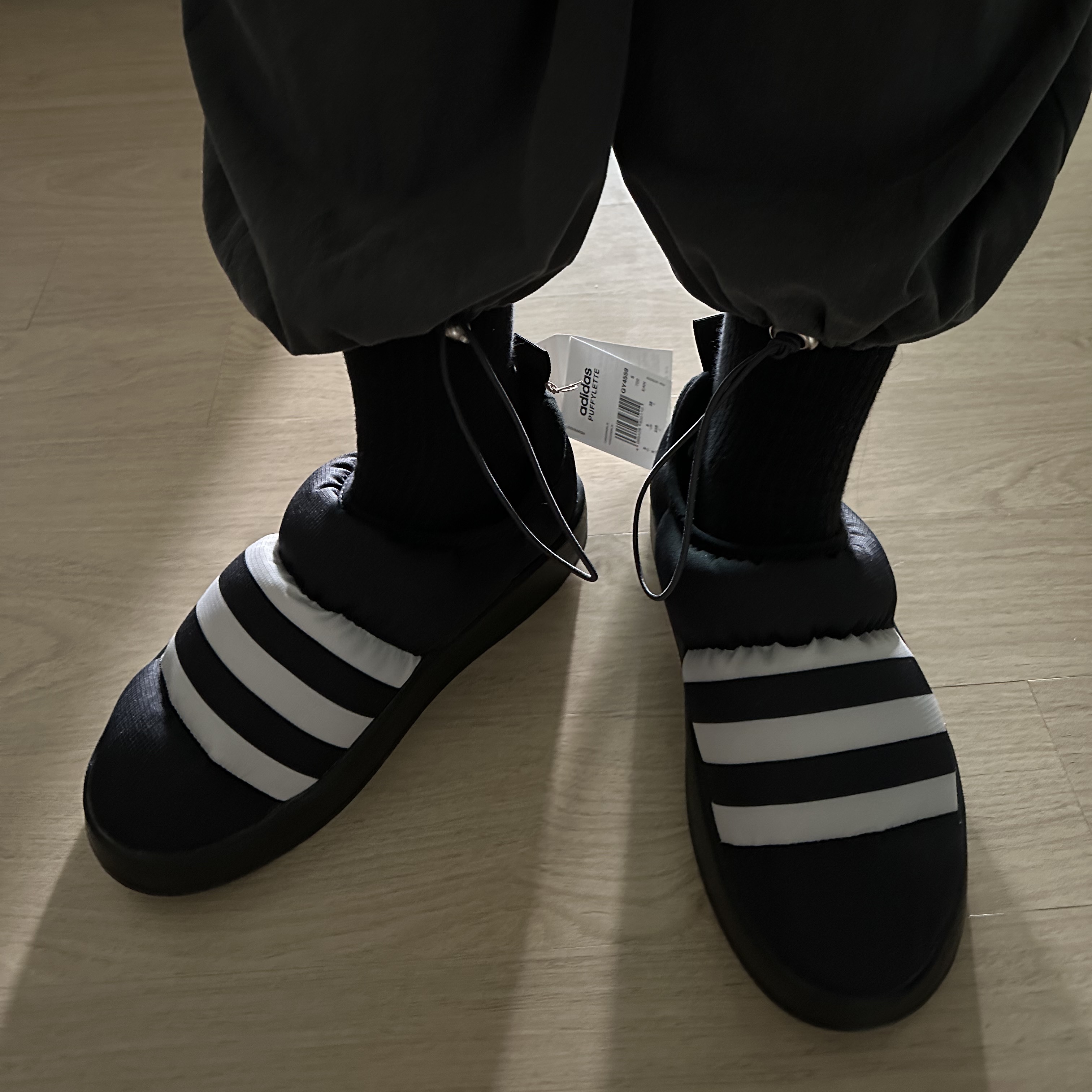 Adidas Puffylette Core Black, Adidas Puffylette Off White 착용 스타일