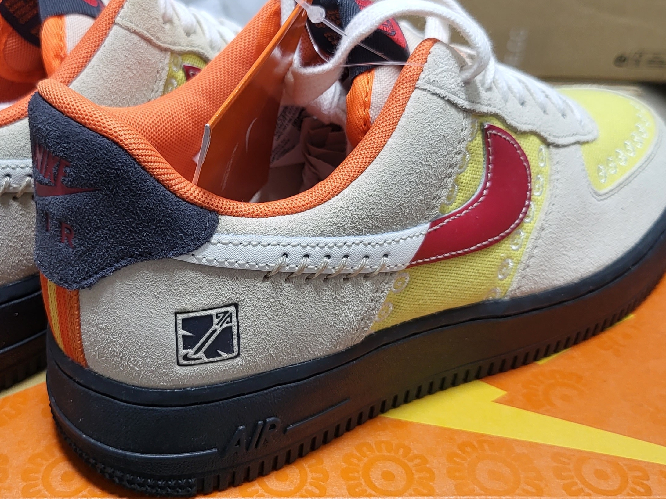 Nike Air Force 1 '07 Somos Familia Día de Muertos 착용 스타일 - 2
