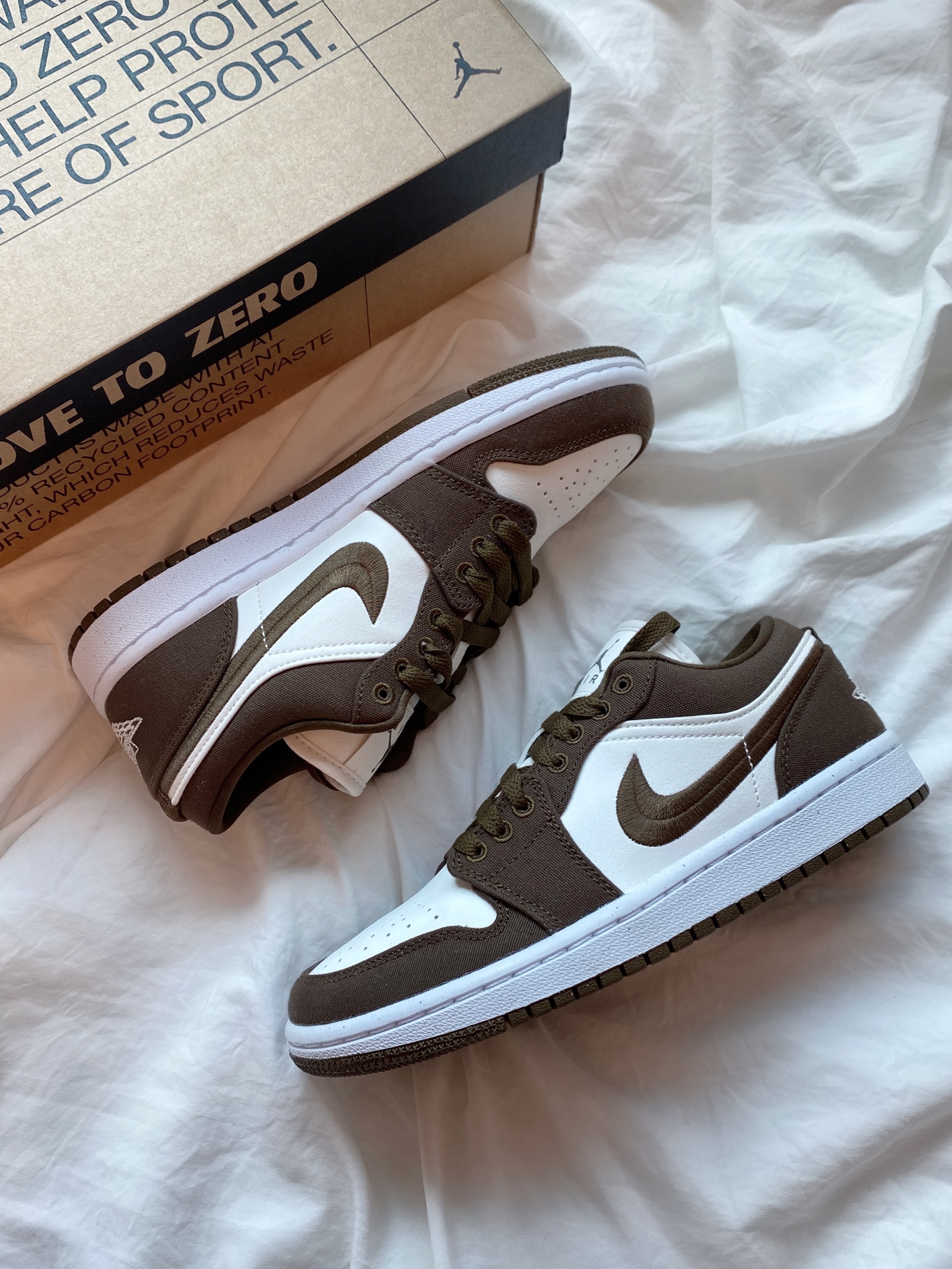 (W) Jordan 1 Low SE Light Olive, COS Quilted Oversized Shoulder Bag Beige 착용 스타일 - 2