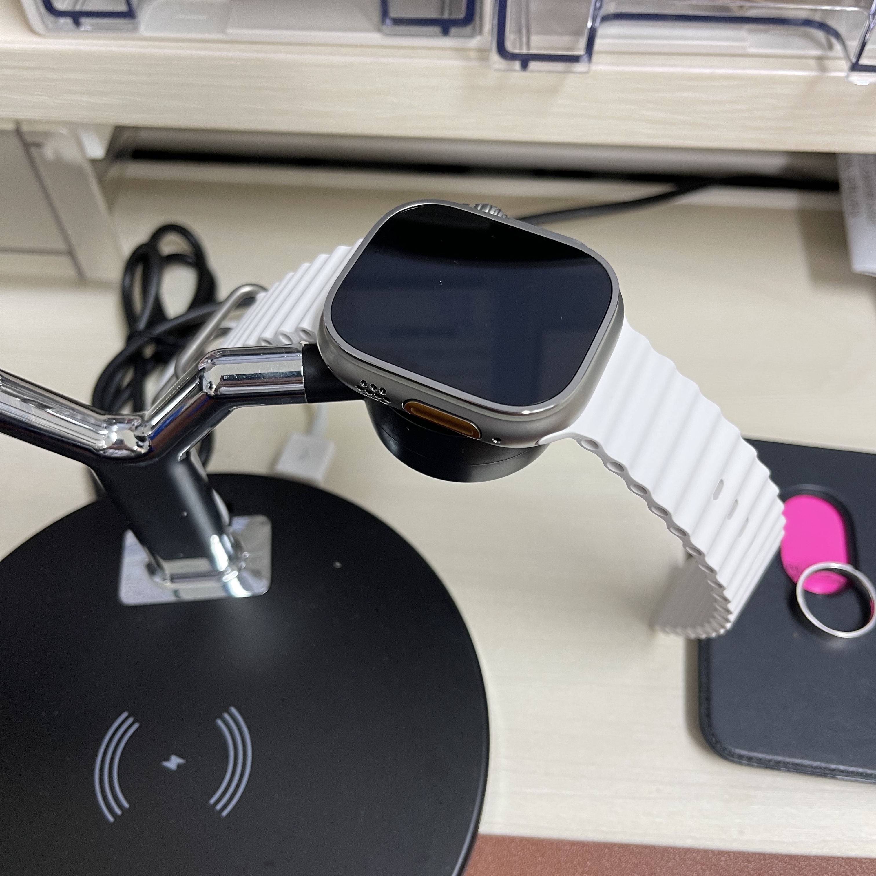 Apple Watch Ultra 49mm Titanium Case with Ocean Band White (Korean Ver.) 착용 스타일 - 2
