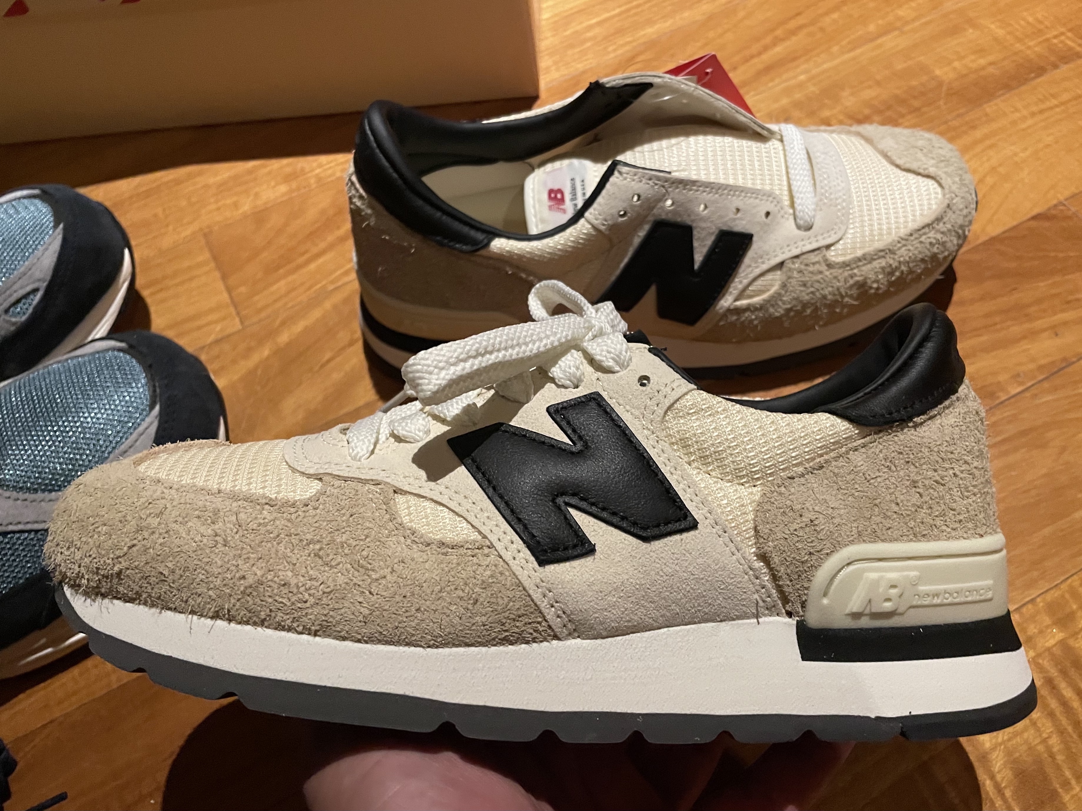 New Balance 990v3 Made in USA Navy Spring Tide, New Balance 990v1 Made in USA Incense Macadamia Nut 착용 스타일 - 4