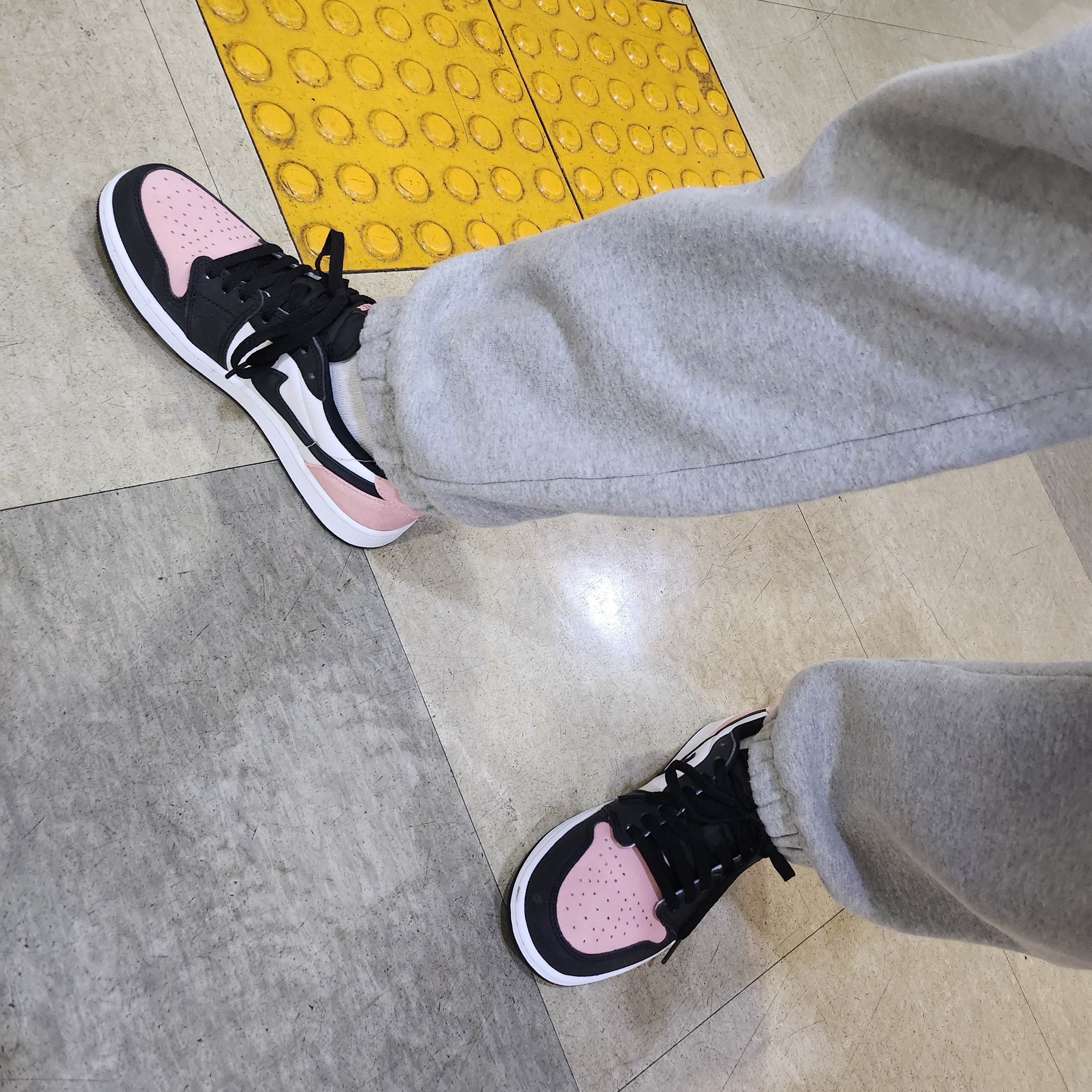 Jordan 1 Retro Low OG Bleached Coral 착용 스타일