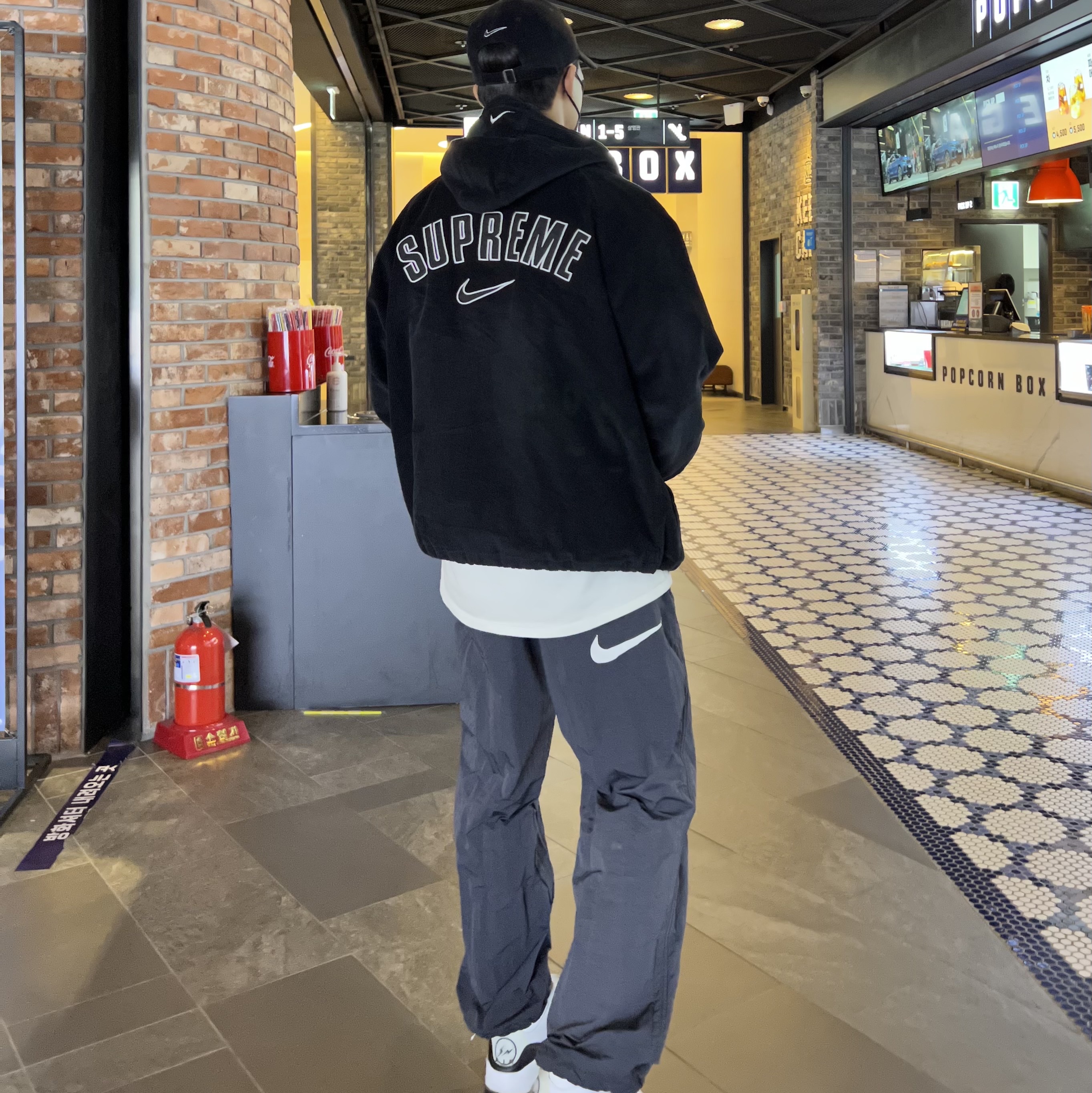 Supreme x Nike Arc Corduroy Hooded Jacket Black - 22SS, Supreme x Nike Arc Corduroy 6-Panel Black - 22SS 착용 스타일