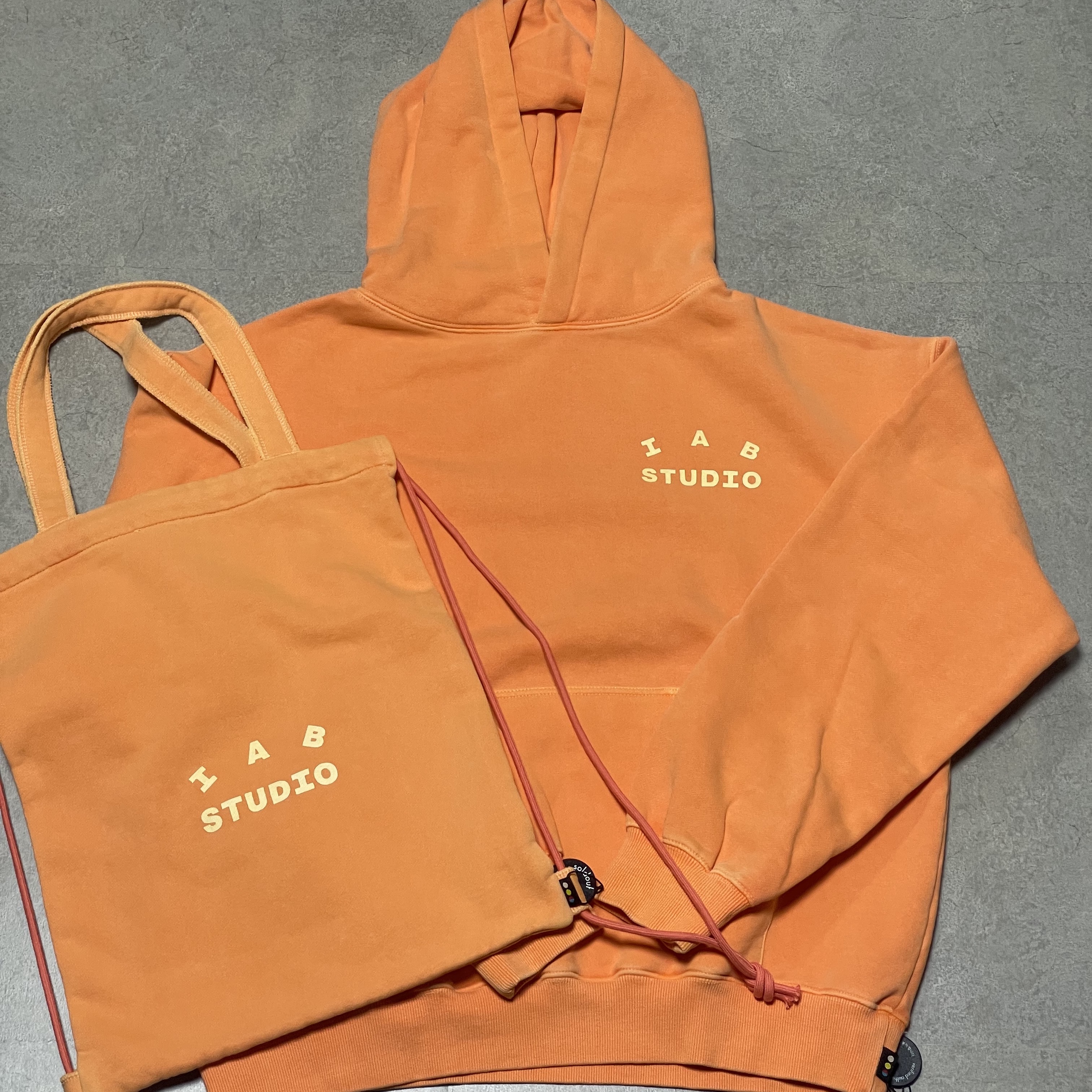 IAB Studio Pigment Hoodie & Sack Salmon 착용 스타일