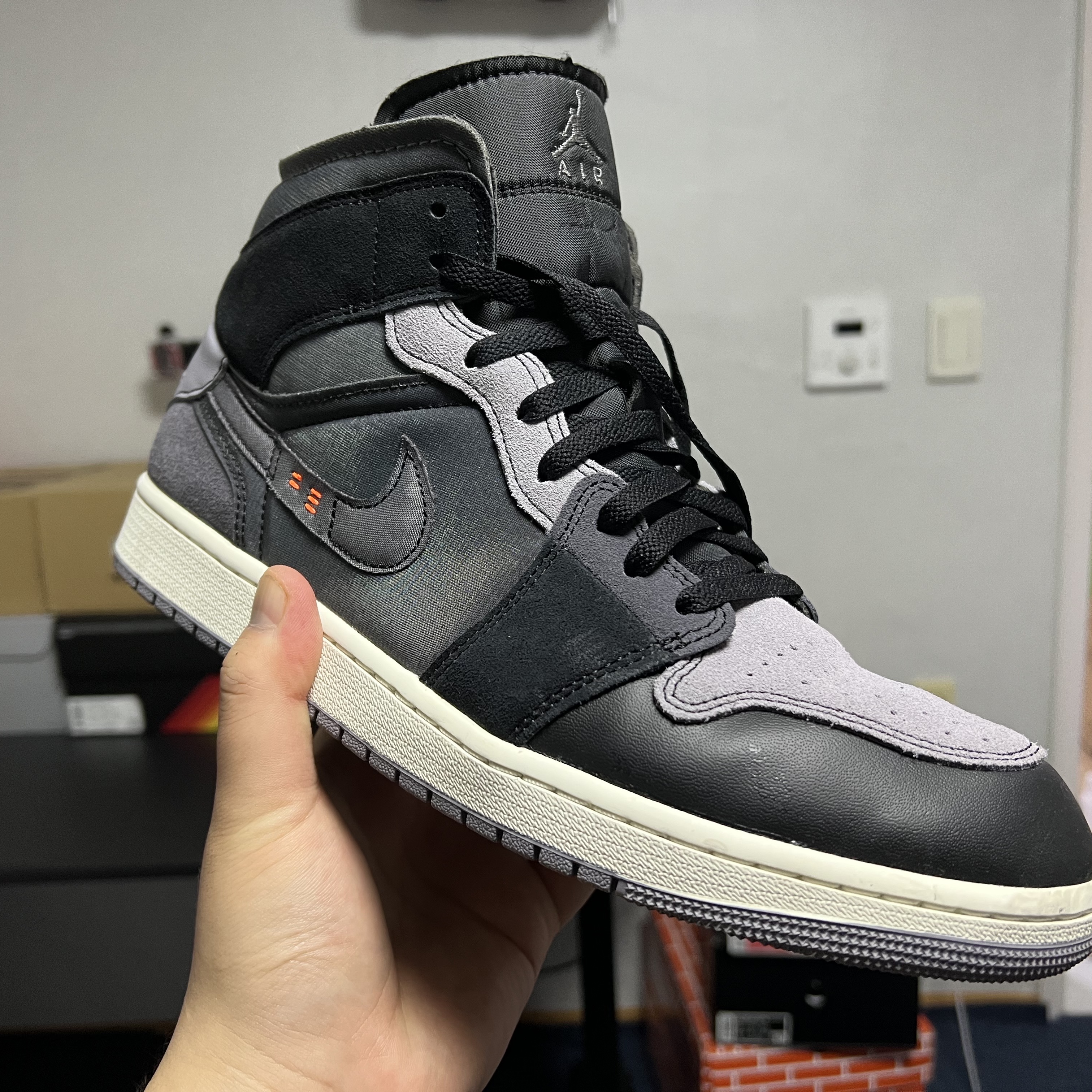 Jordan 1 Mid SE Craft Black Cement Grey 착용 스타일 - 1