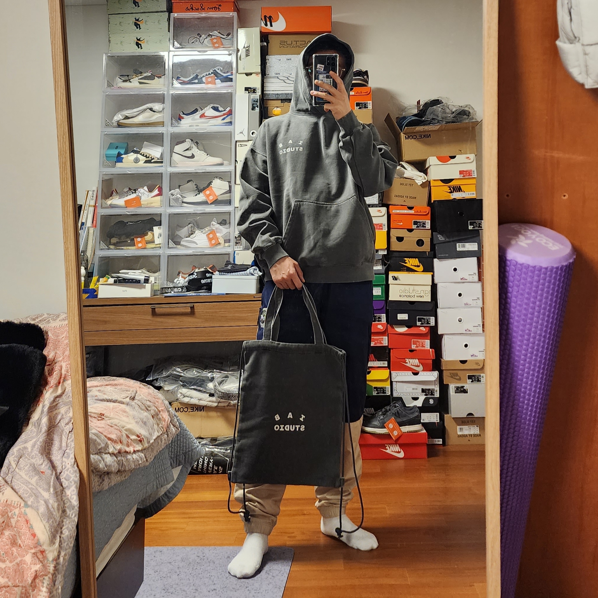 IAB Studio Pigment Hoodie & Sack Black, Nike x Cav Empt Track Pants Navy 착용 스타일 - 3