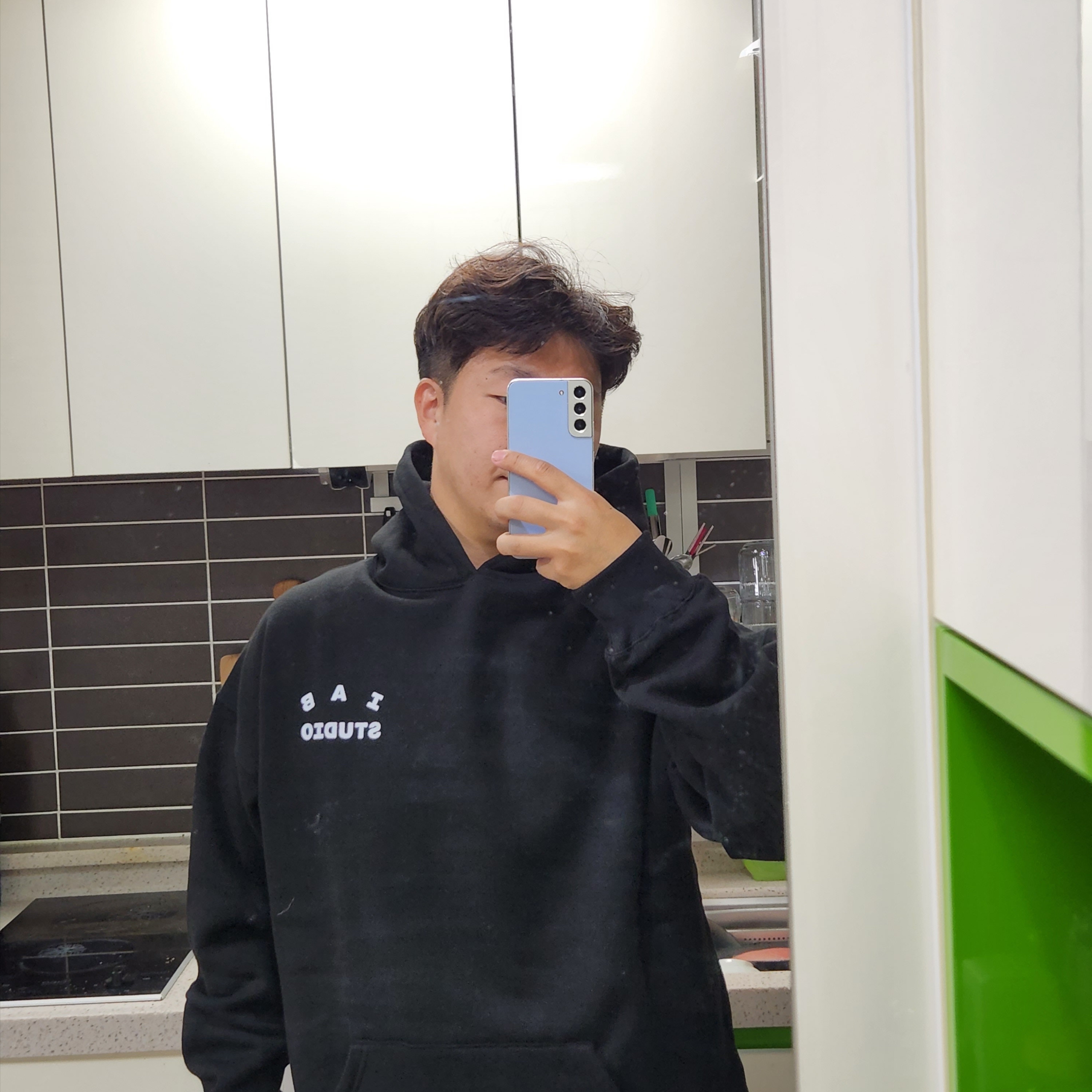 IAB Studio Hoodie Black White 착용 스타일