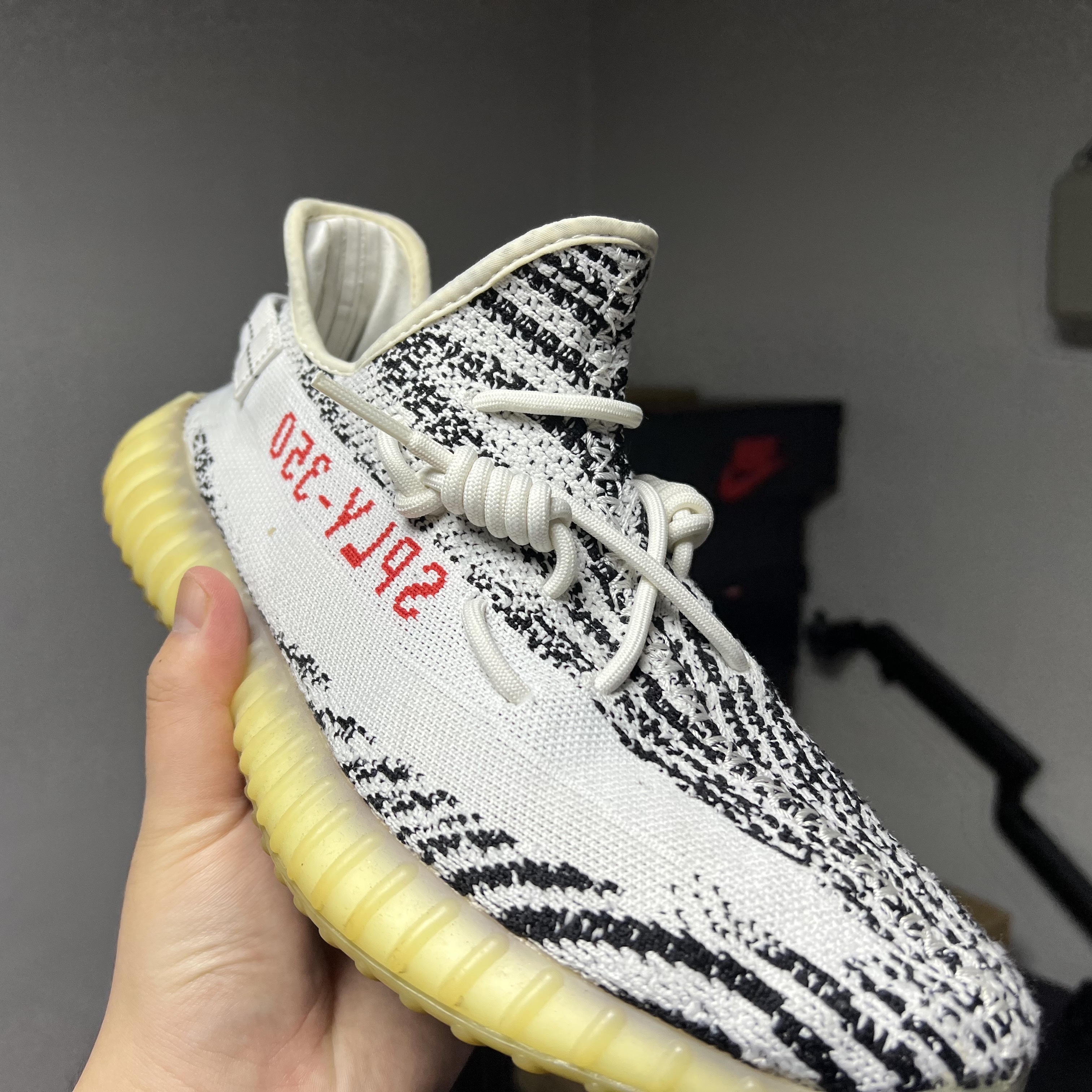 Adidas Yeezy Boost 350 V2 Zebra 2017/2019/2020 착용 스타일 - 1