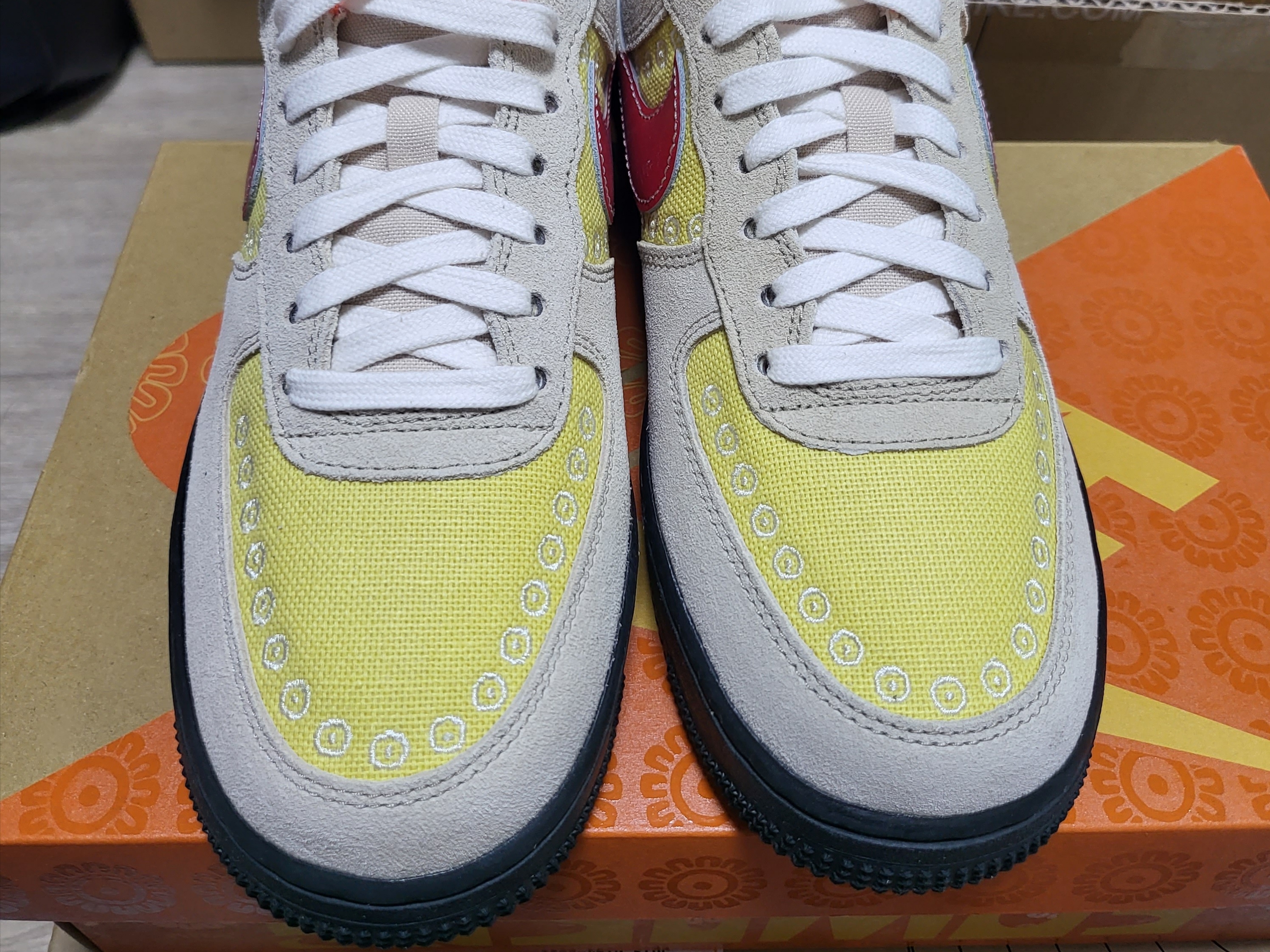 Nike Air Force 1 '07 Somos Familia Día de Muertos 착용 스타일 - 3