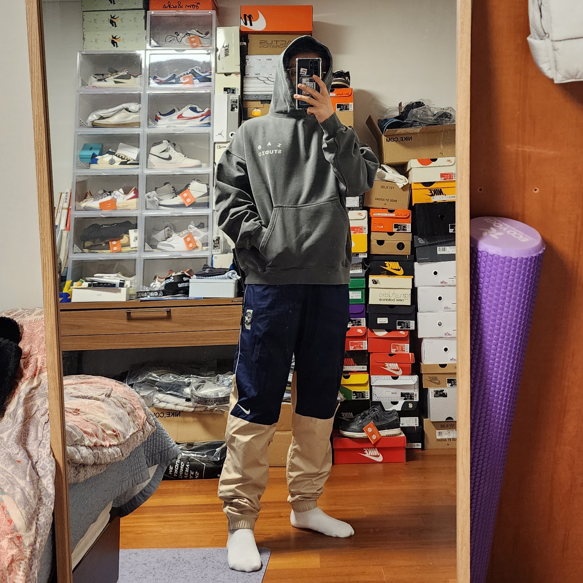 IAB Studio Pigment Hoodie & Sack Black, Nike x Cav Empt Track Pants Navy 착용 스타일 - 1