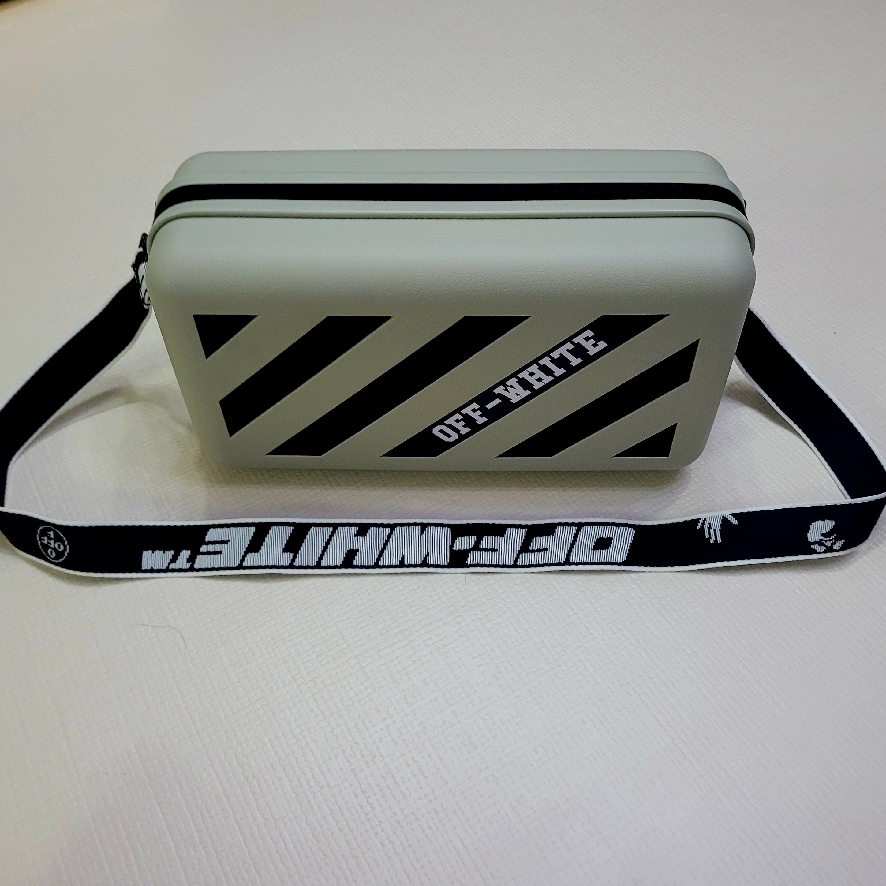 Off-White x Amore Pacific Protection Box (Without Cosmetics) 착용 스타일 - 2