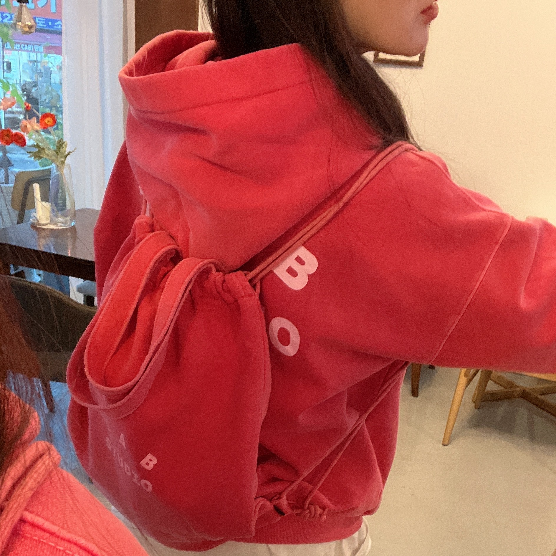 IAB Studio Pigment Hoodie & Sack Coral 착용 스타일 - 2