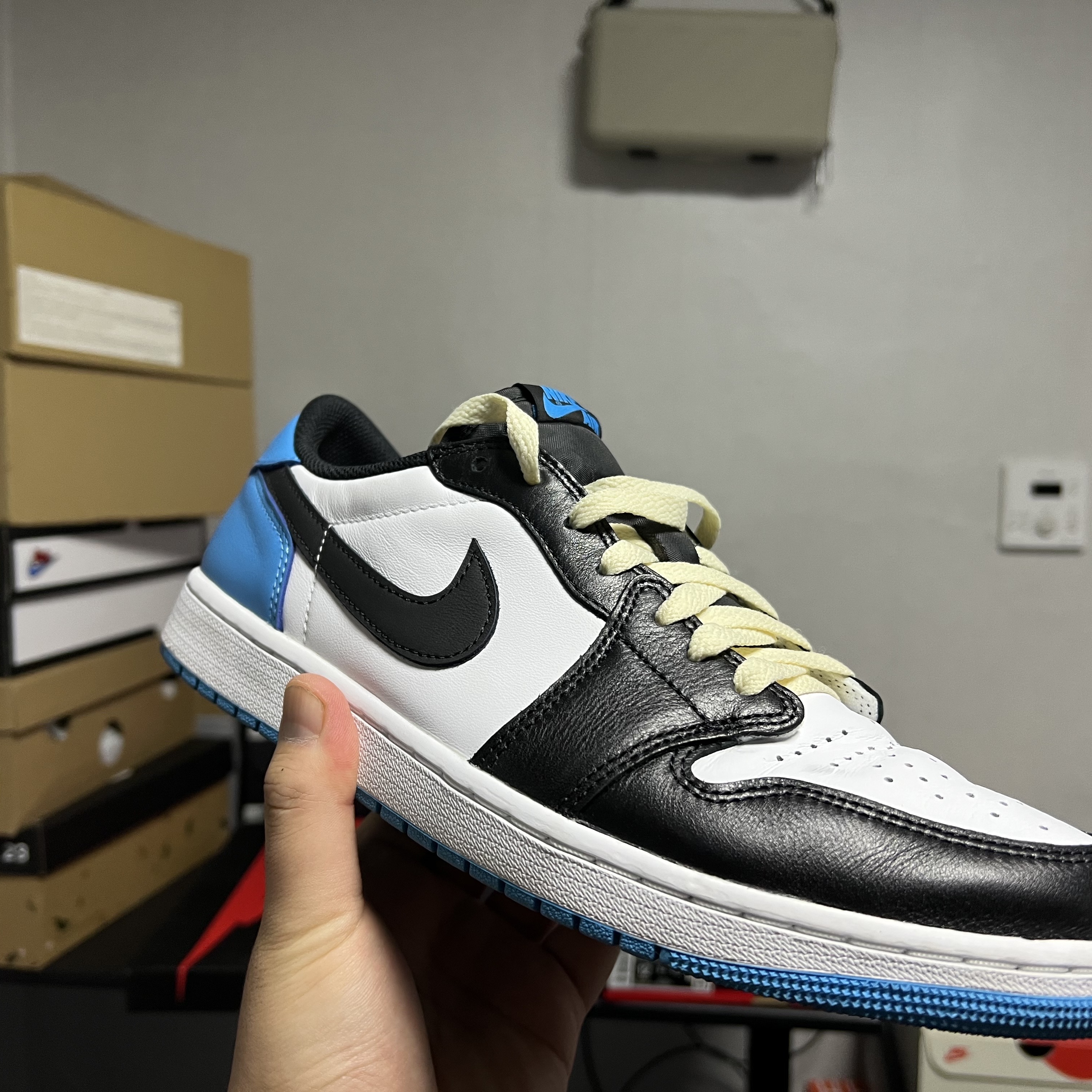 Jordan 1 Retro Low OG Black and Dark Powder Blue 착용 스타일 - 1