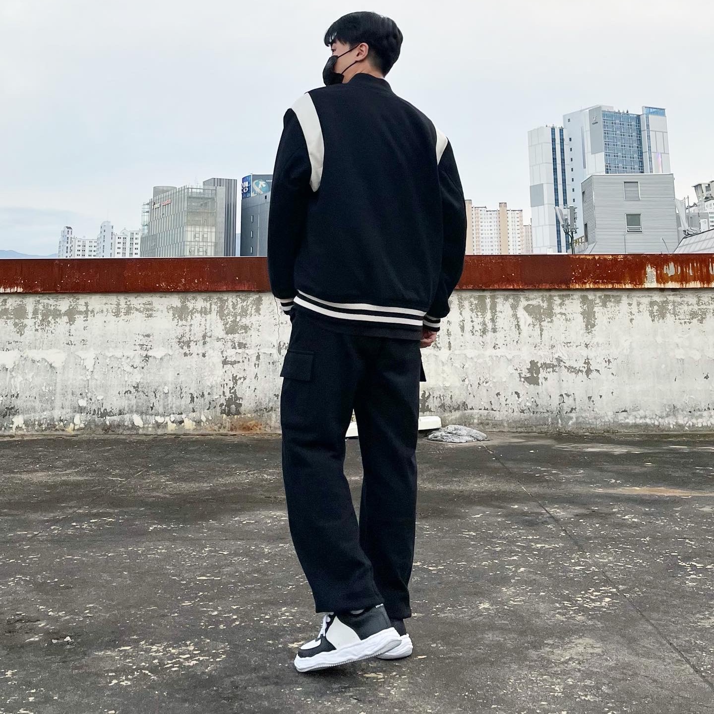 Maison Mihara Yasuhiro Wayne OG Sole Leather Low-top Sneakers Black White 착용 스타일 - 2