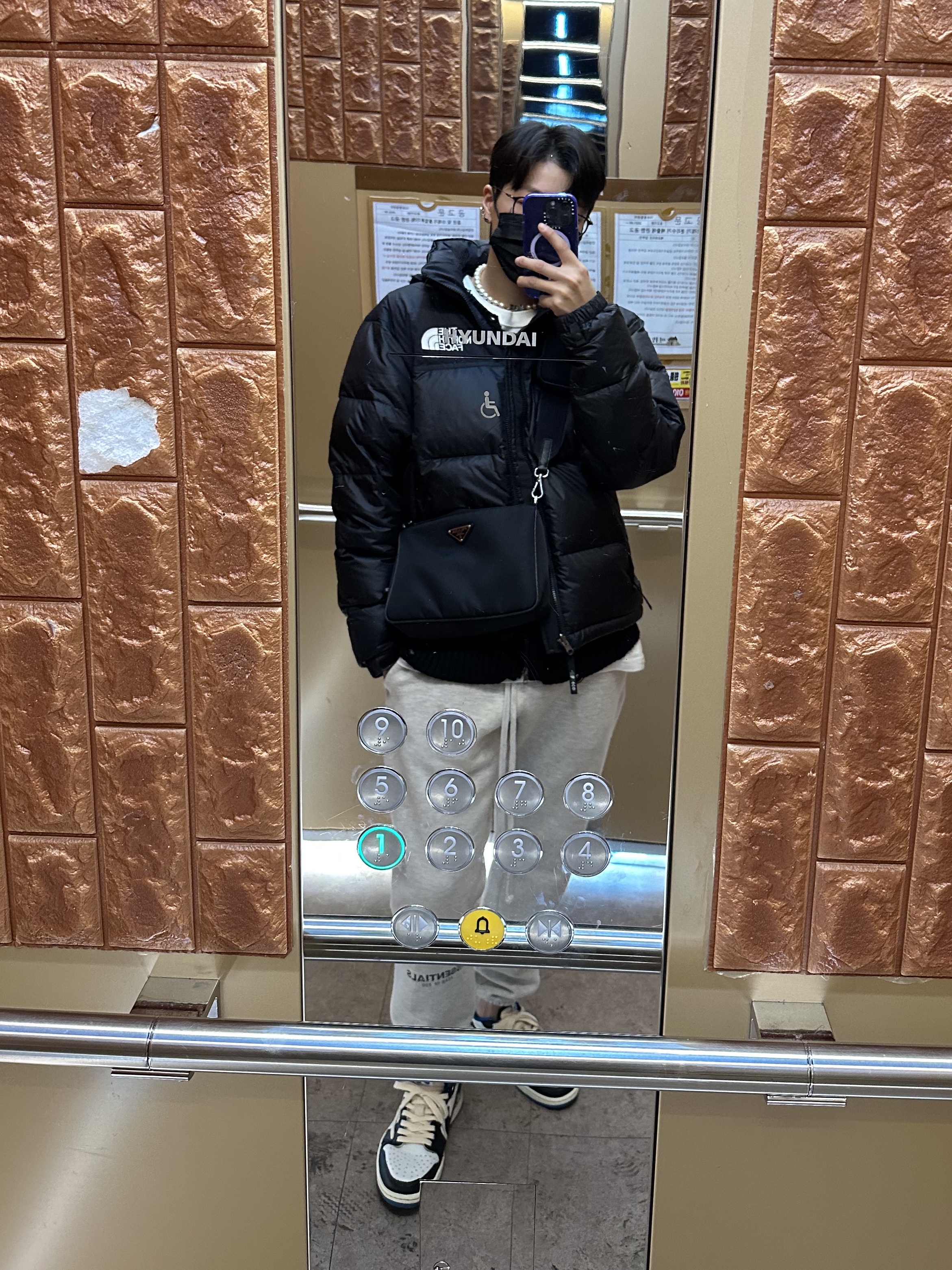 The North Face 1996 Eco Nuptse Jacket Black, Prada Re-Nylon and Saffiano Leather Shoulder Bag Black 착용 스타일