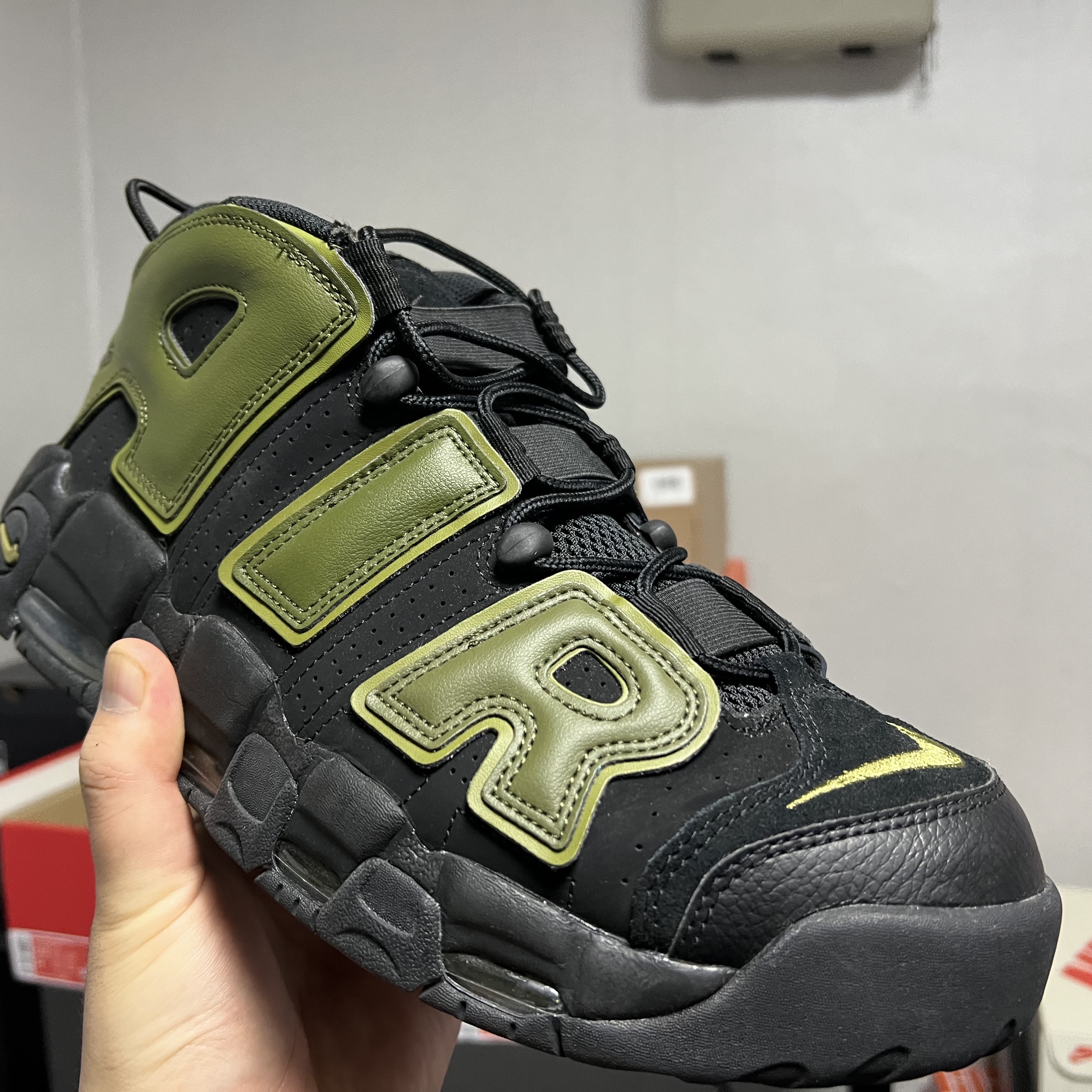 Nike Air More Uptempo 96 Rough Green 착용 스타일 - 1