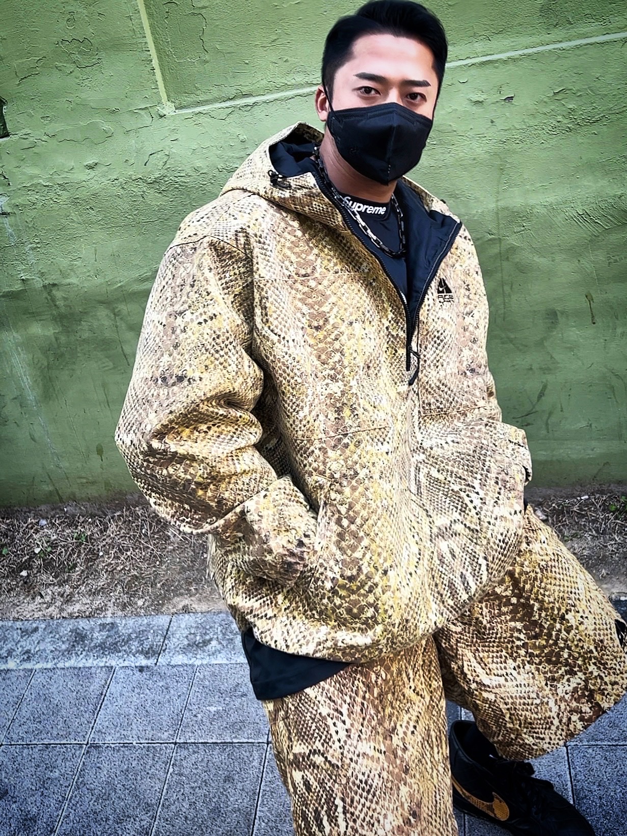Supreme x Nike ACG Denim Pullover Gold Snakeskin - 22FW, Supreme x Nike ACG Jersey Black - 22FW 착용 스타일 - 2