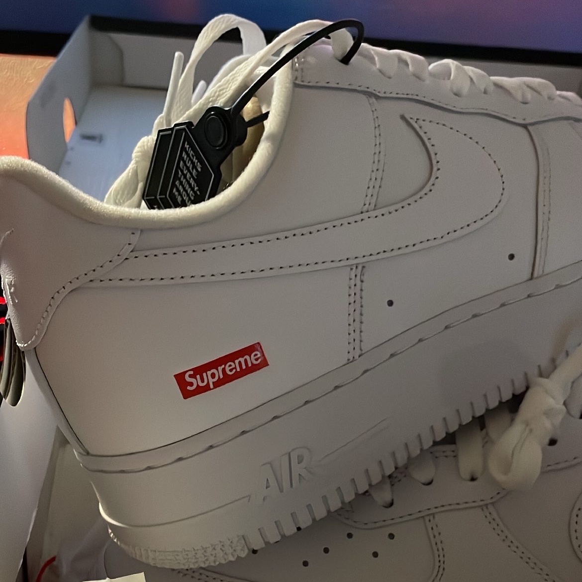 Nike x Supreme Air Force 1 Low White 착용 스타일 - 2