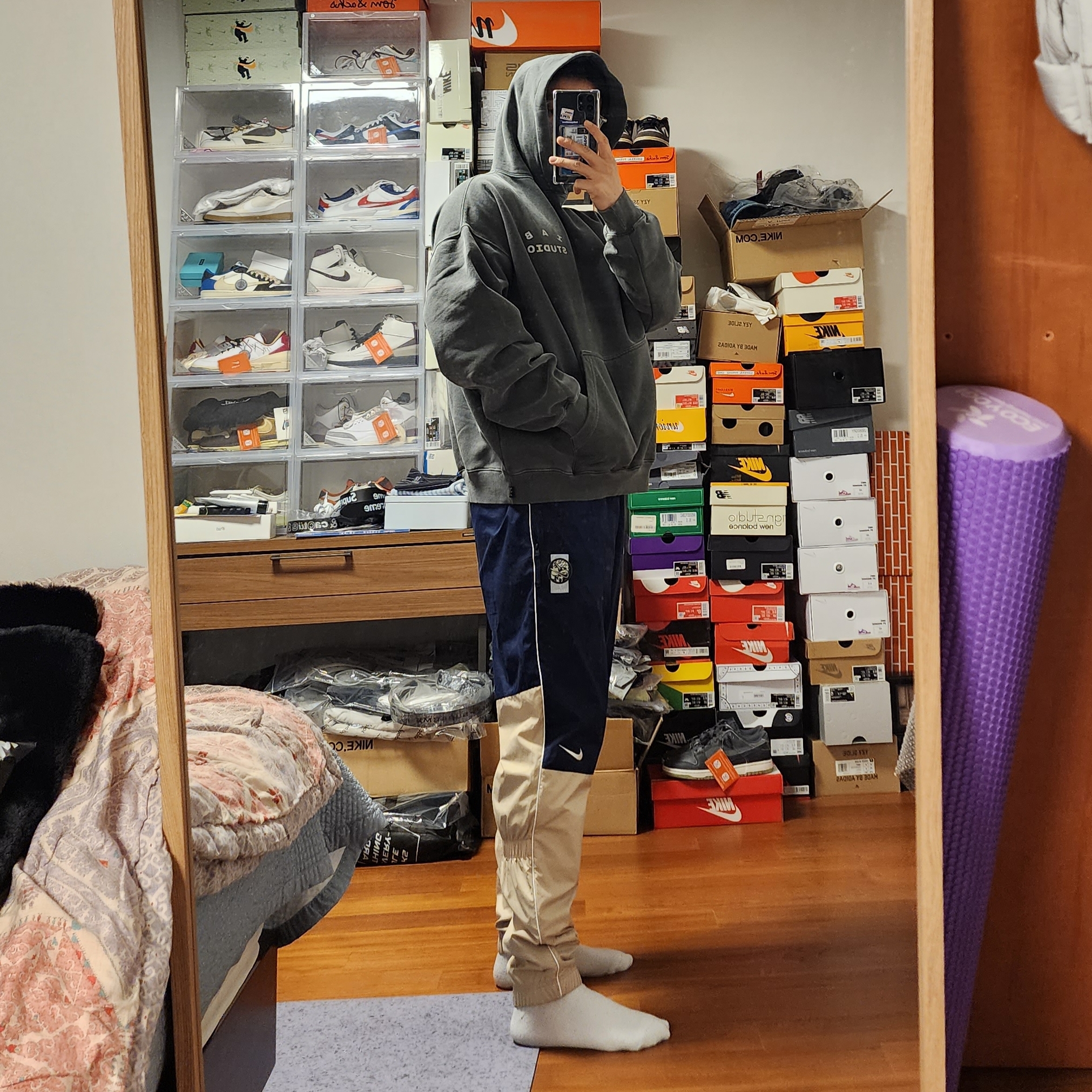 IAB Studio Pigment Hoodie & Sack Black, Nike x Cav Empt Track Pants Navy 착용 스타일 - 2