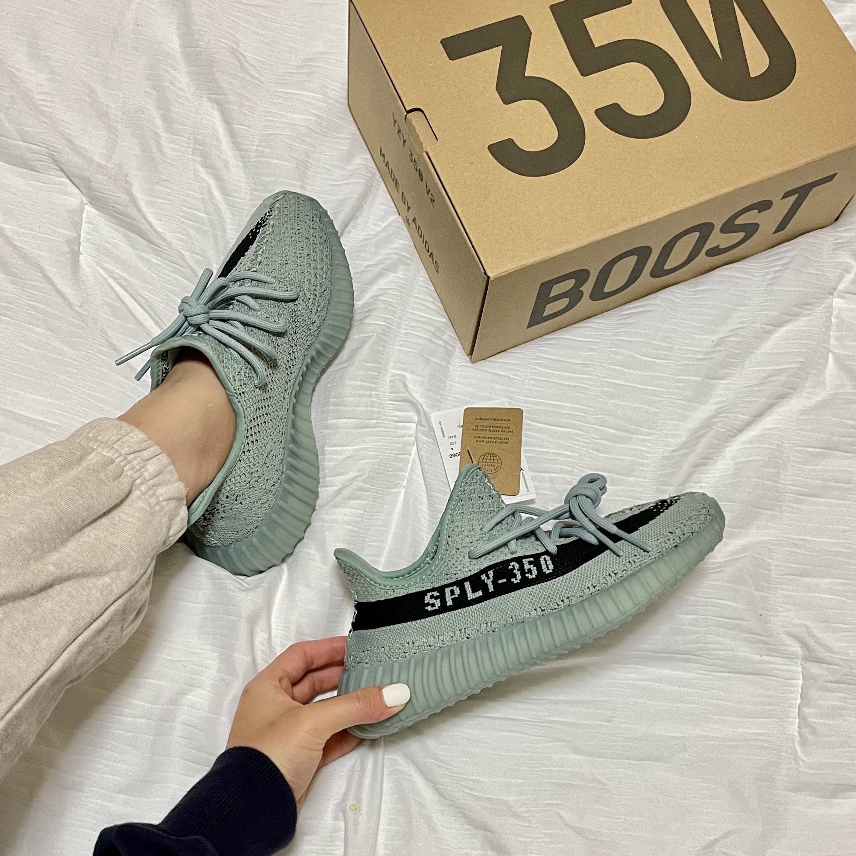 Adidas Yeezy Boost 350 V2 Salt Core Black 착용 스타일