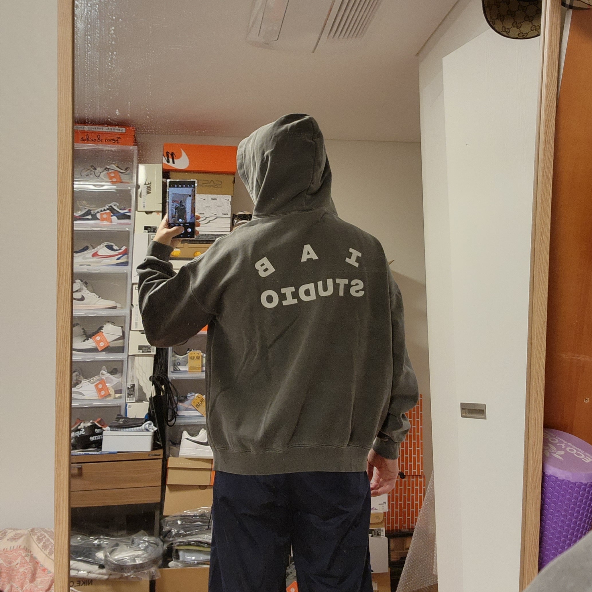 IAB Studio Pigment Hoodie & Sack Black, Nike x Cav Empt Track Pants Navy 착용 스타일 - 4