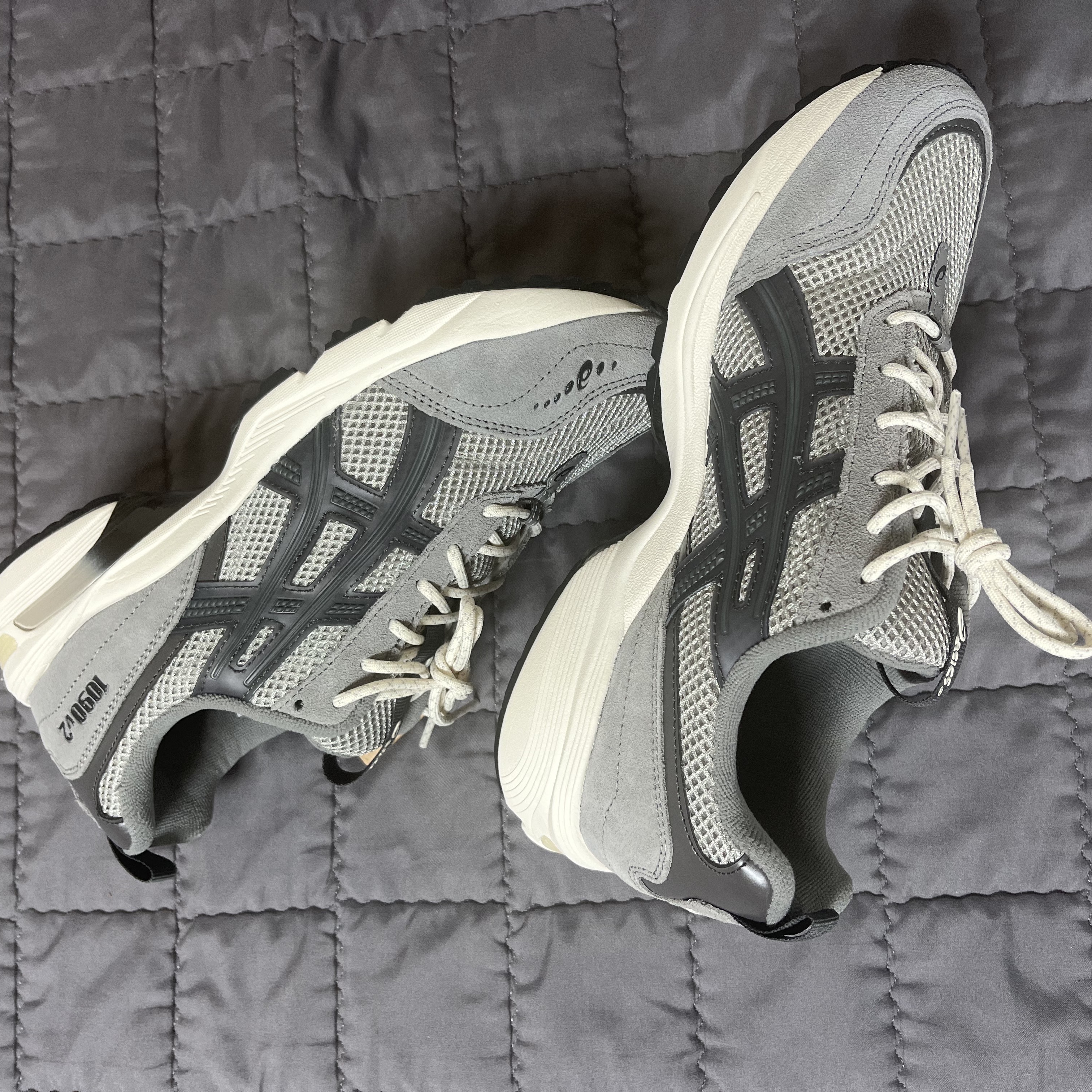 Asics Gel-1090 V2 Oyster Grey 착용 스타일