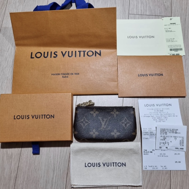 Louis Vuitton Key Pouch Monogram 착용 스타일