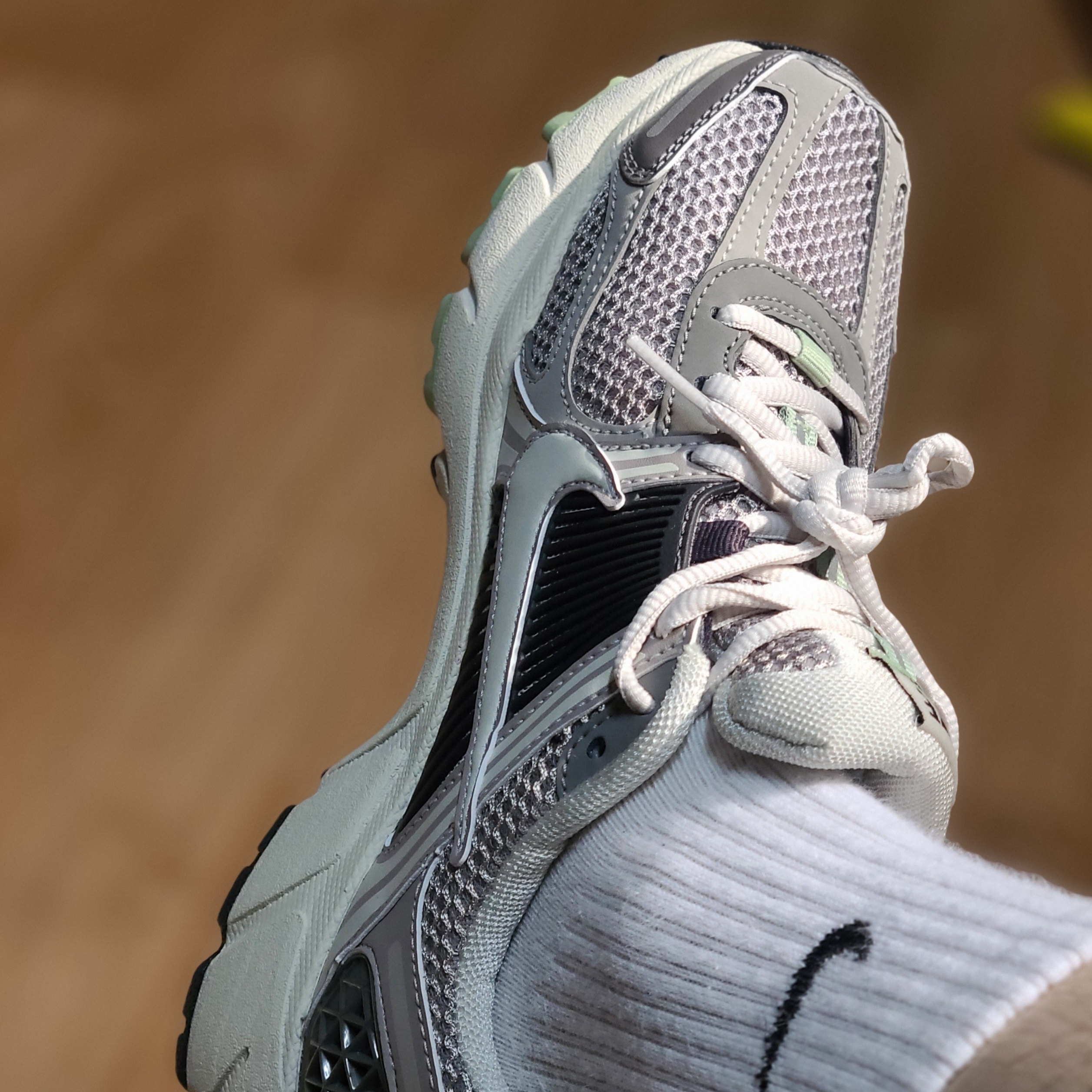 (W) Nike Zoom Vomero 5 Cobblestone and Flat Pewter 착용 스타일 - 2