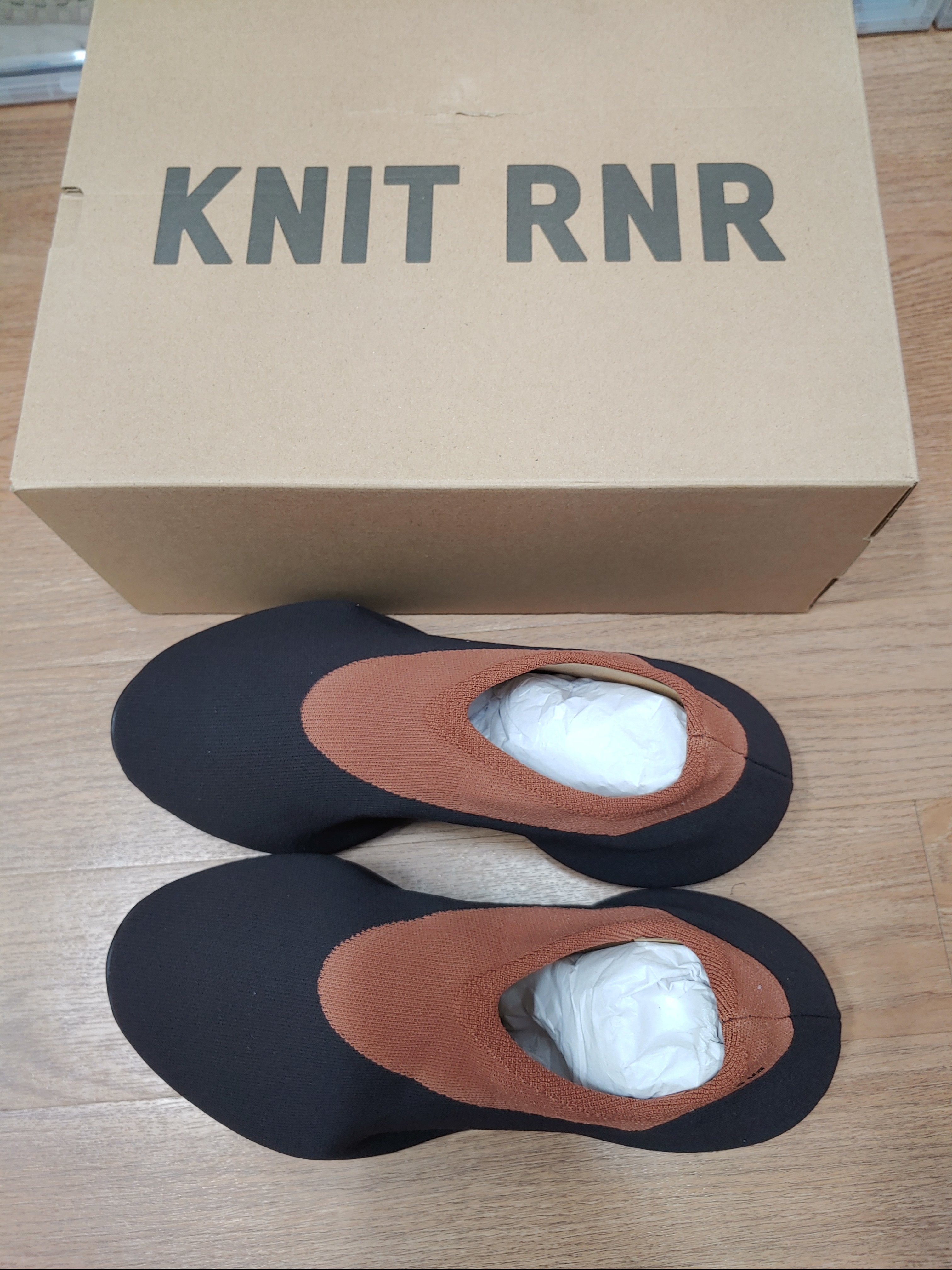 Adidas Yeezy Knit RNR Stone Carbon 착용 스타일 - 2