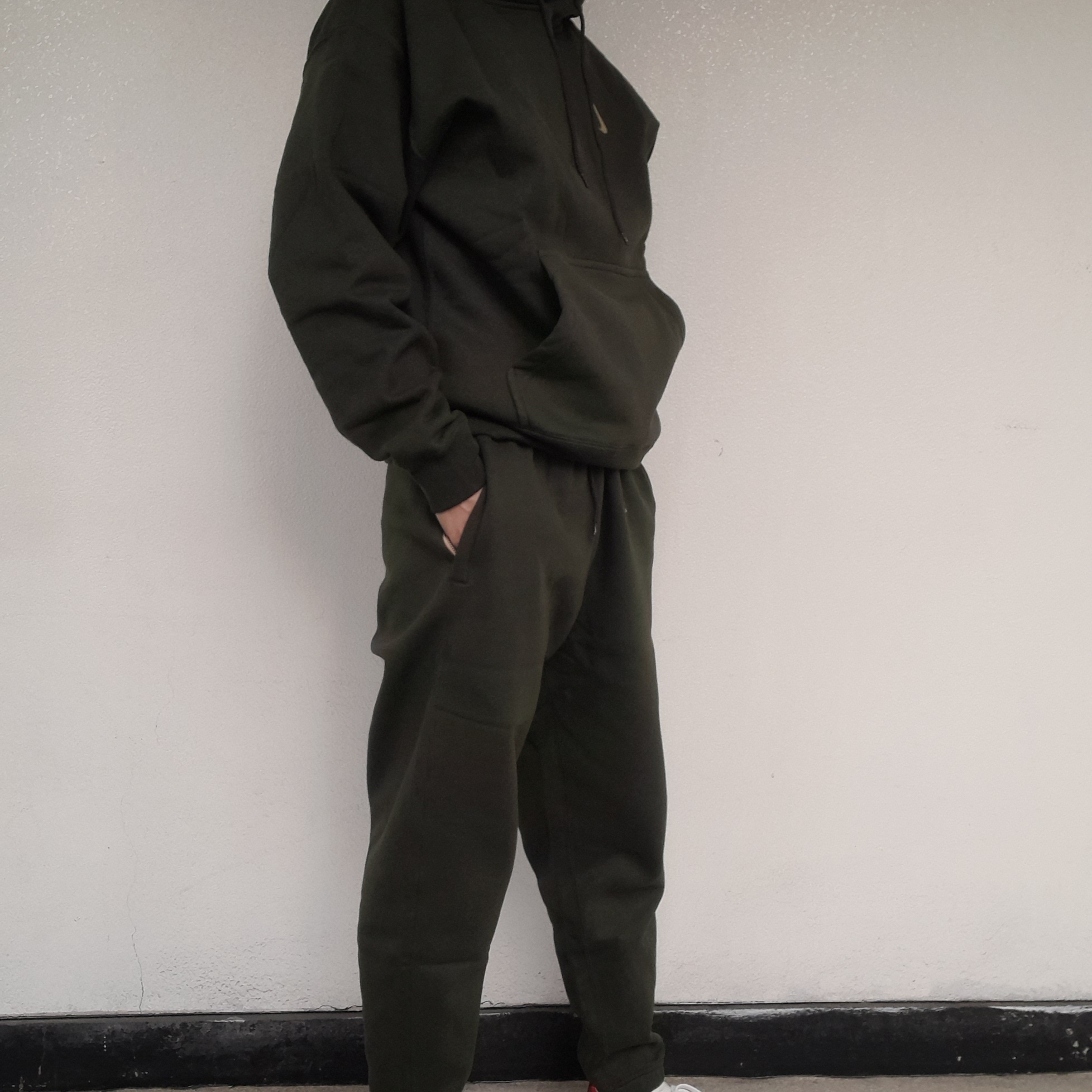 Gucci Ace Embroidered Bee, Nike x Billie Eilish NRG Fleece Pants Sequoia - Asia 착용 스타일 - 2