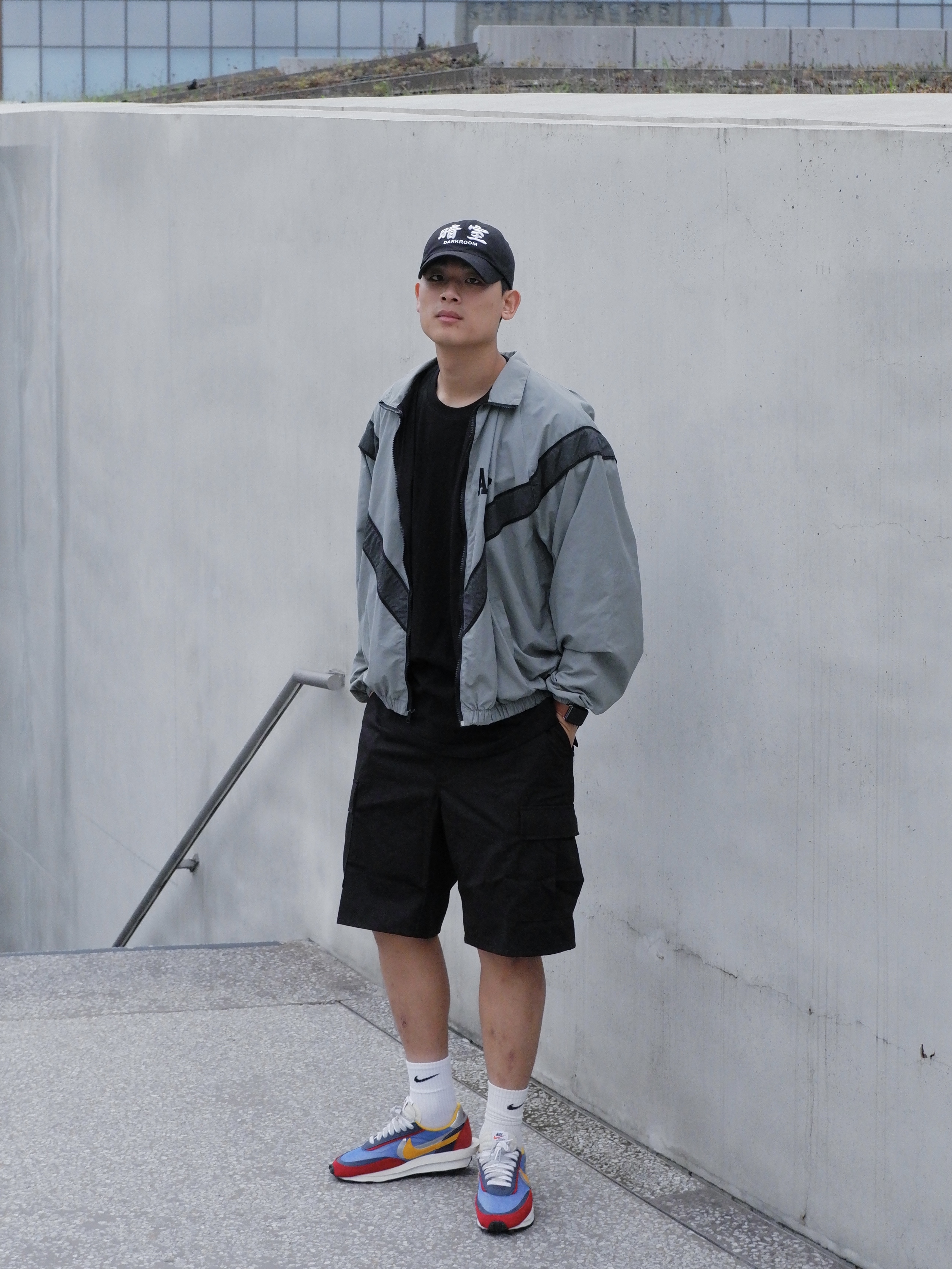 Nike x Sacai LDWaffle Blue Multi, Darkr8m Studio White Logo Cap 착용 스타일 - 2