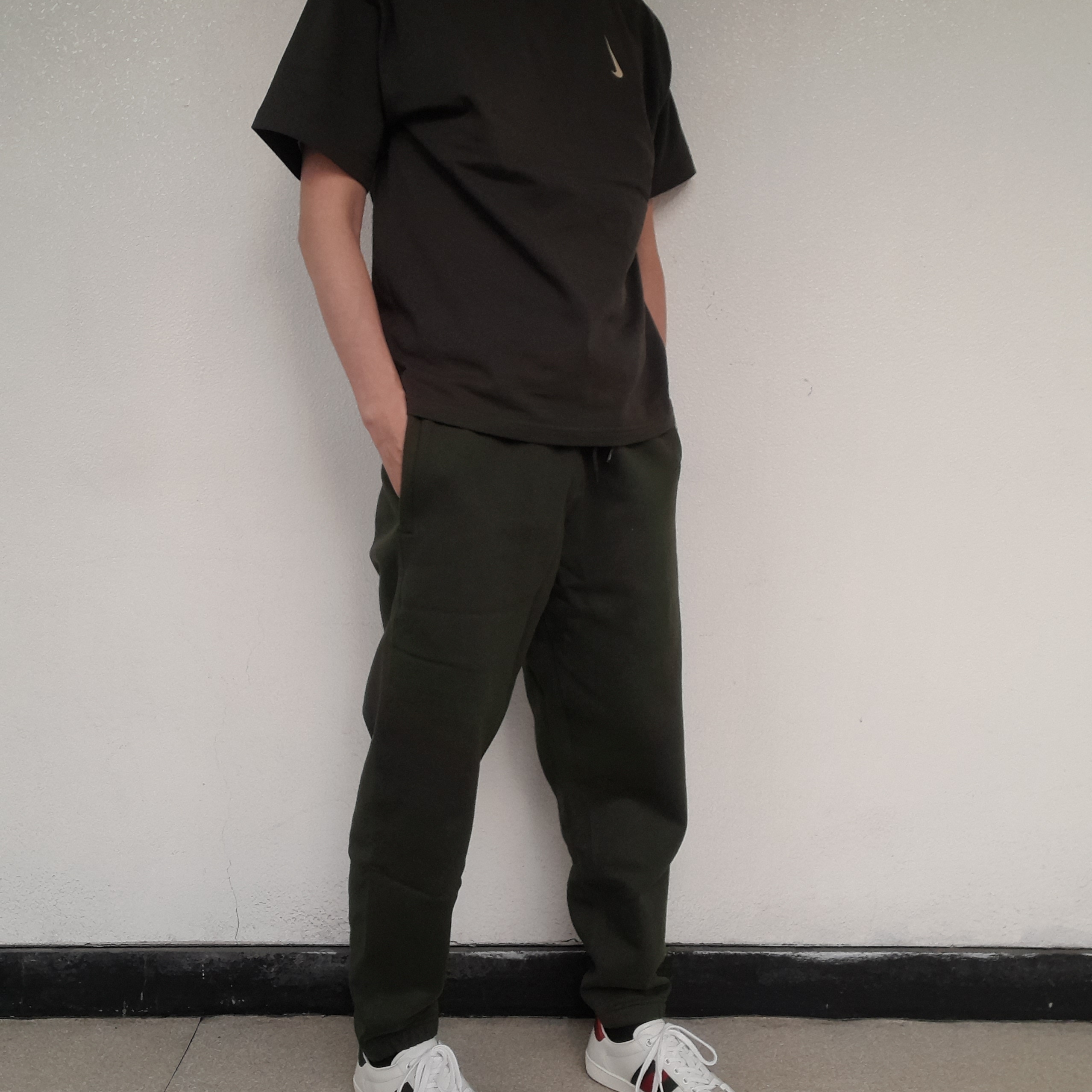 Gucci Ace Embroidered Bee, Nike x Billie Eilish NRG Fleece Pants Sequoia - Asia 착용 스타일 - 3