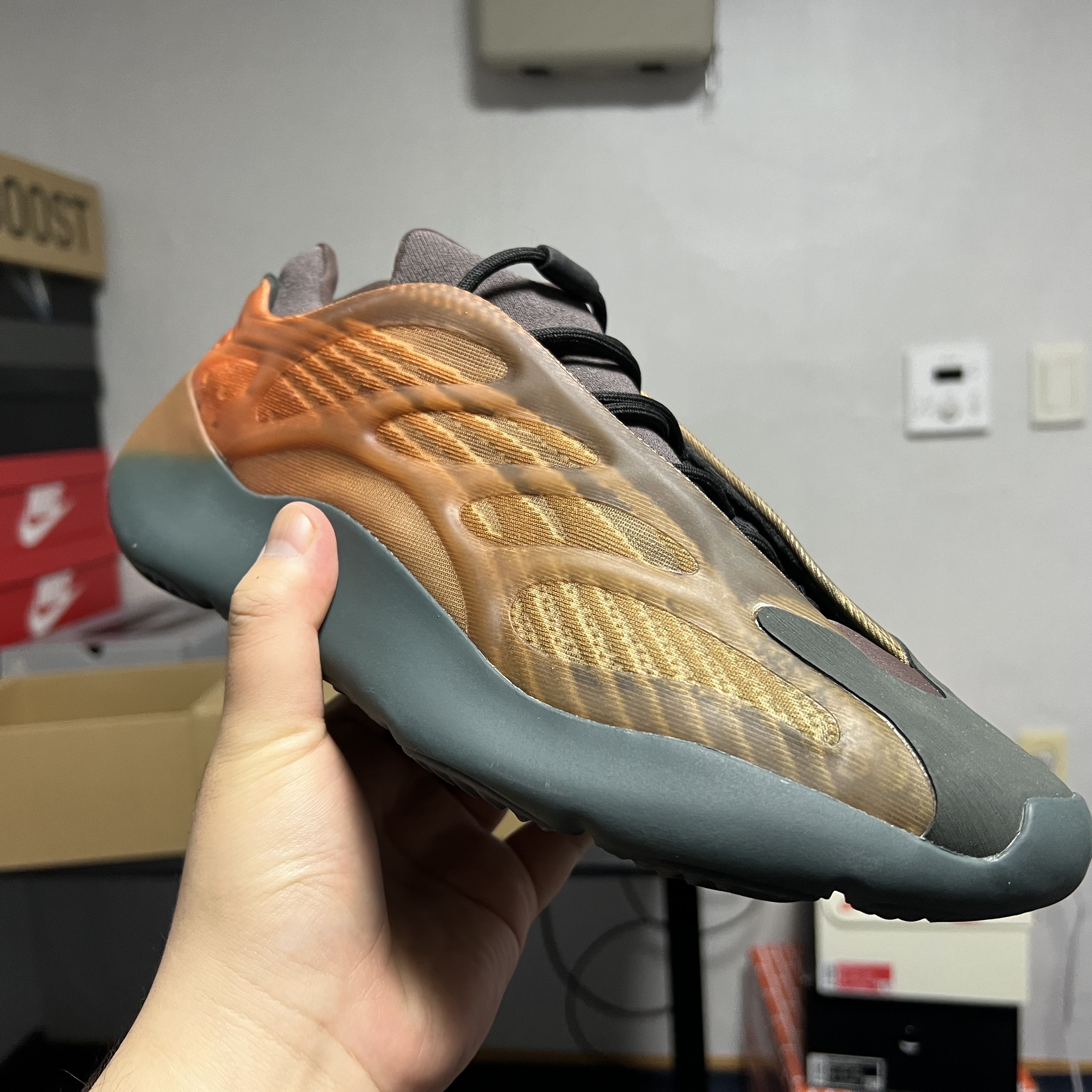 Adidas Yeezy 700 V3 Copper Fade 착용 스타일 - 1