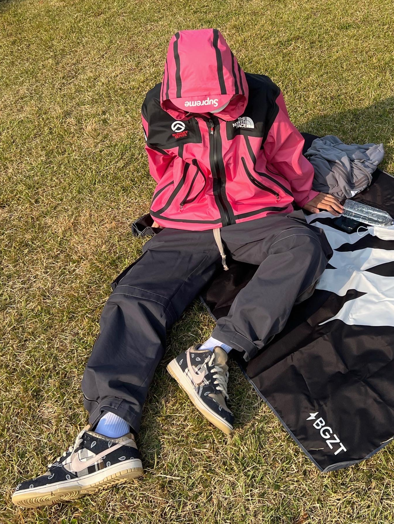 Supreme x The North Face Summit Series Outer Tape Seam Jacket Pink - 21SS, Nike x Travis Scott SB Dunk Low 착용 스타일