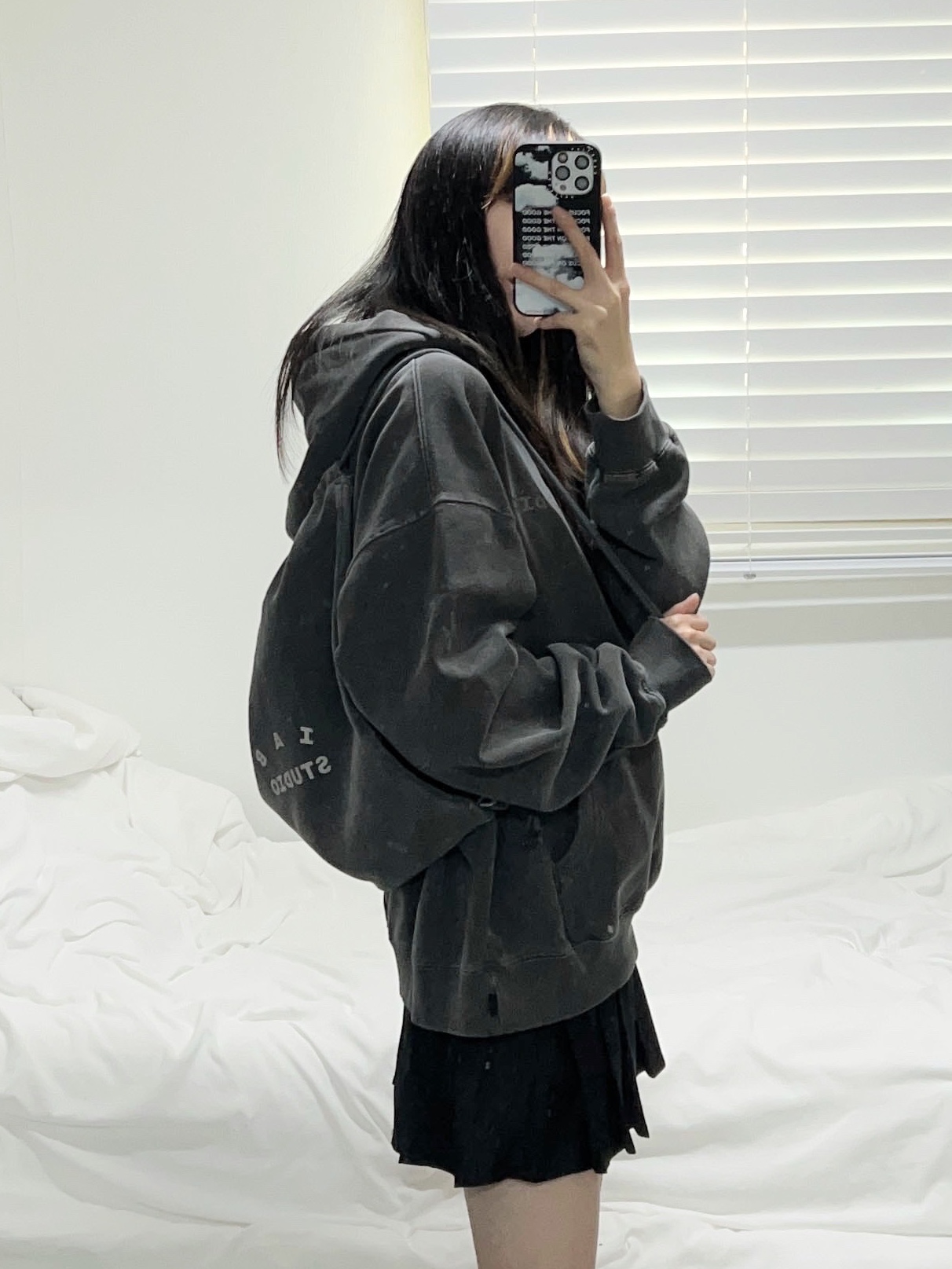 IAB Studio Pigment Hoodie & Sack Black 착용 스타일 - 2