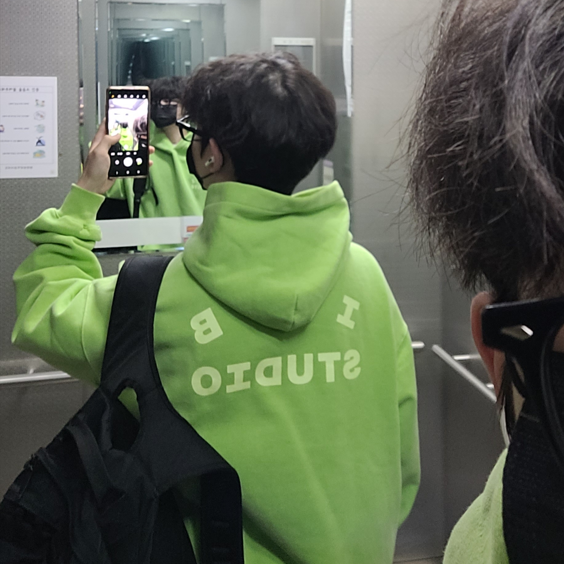 IAB Studio Pigment Hoodie & Sack Apple Green, Apple AirPods Pro with MagSafe Charging Case (Korean Ver.) 착용 스타일