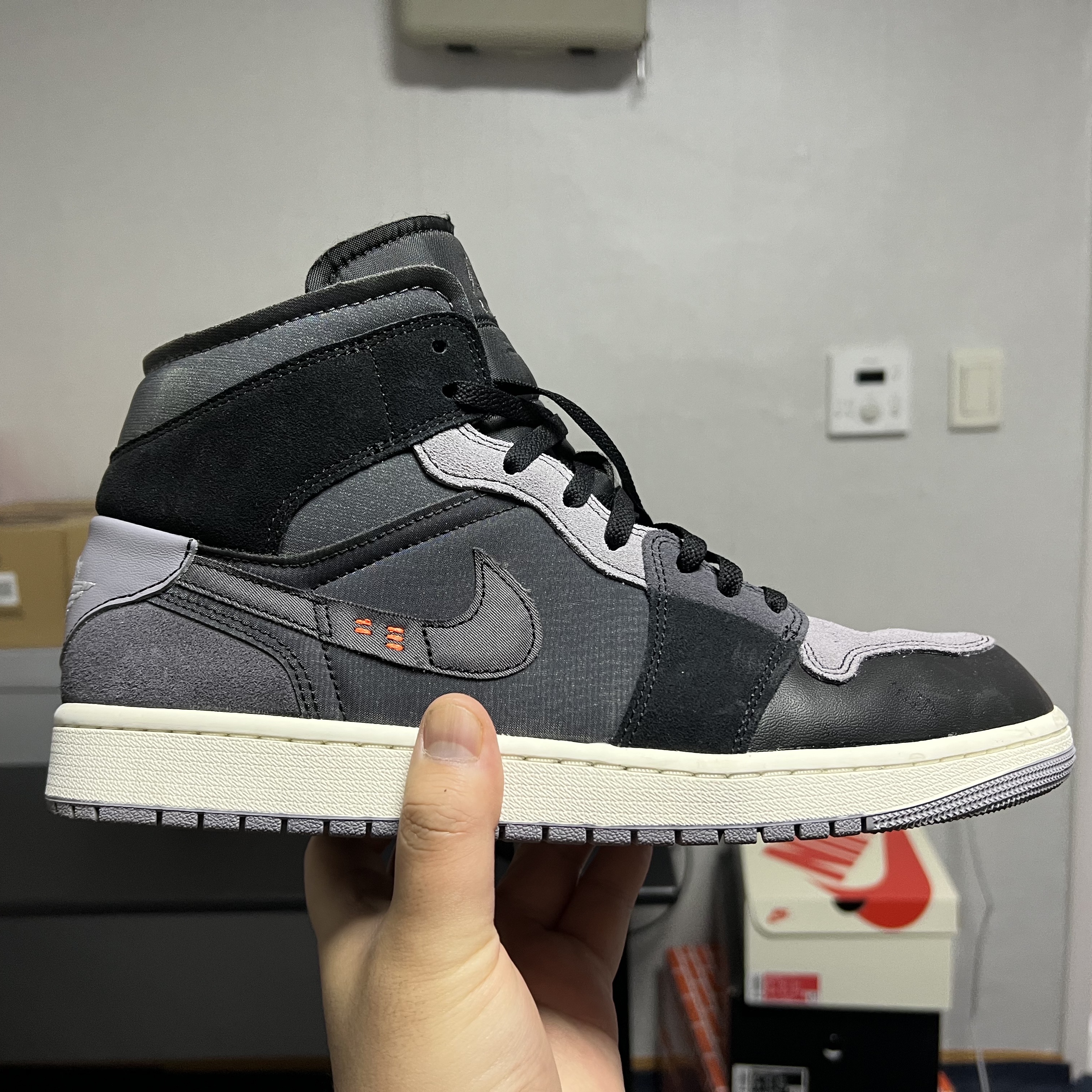 Jordan 1 Mid SE Craft Black Cement Grey 착용 스타일 - 2