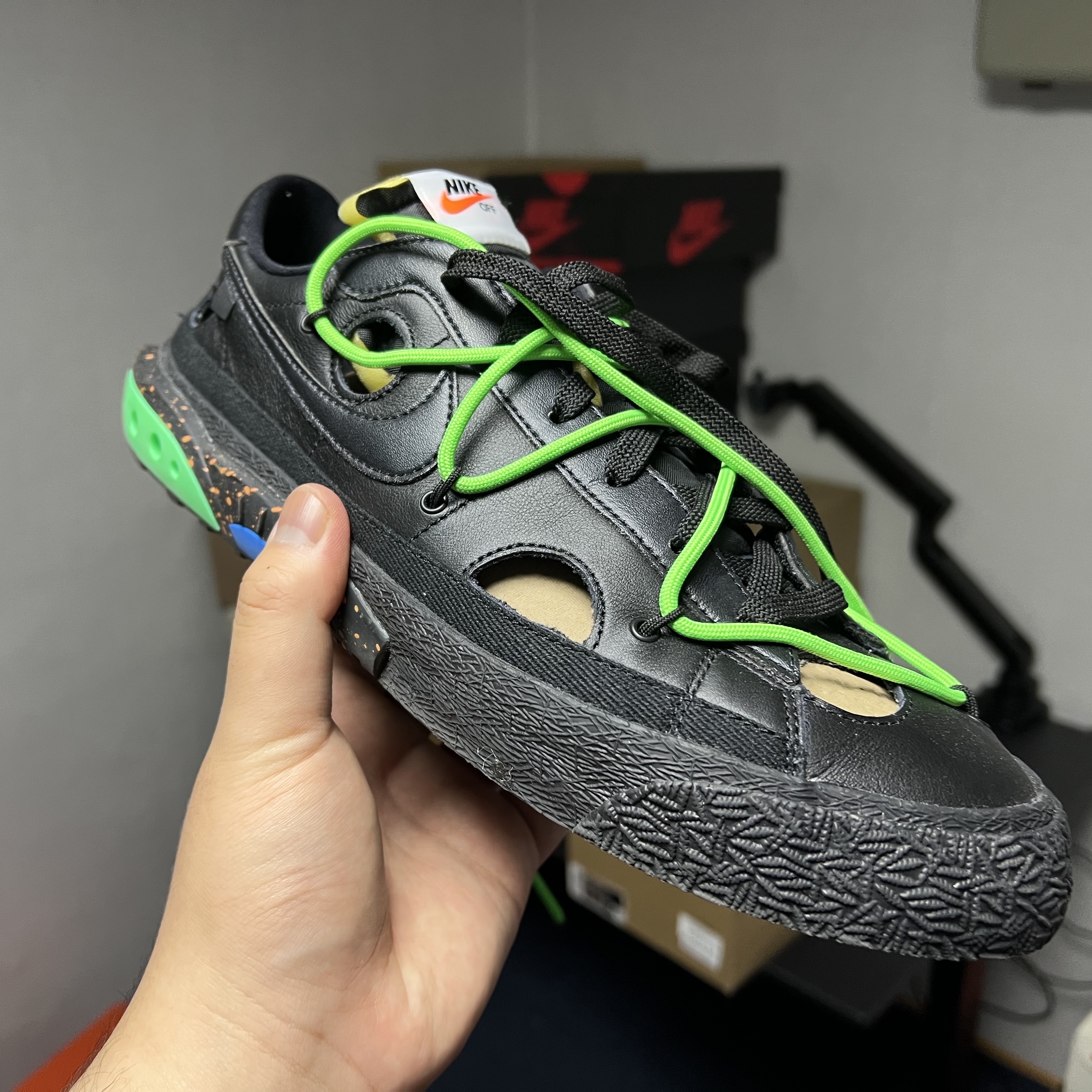 Nike x Off-White Blazer Low '77 Black and Electro Green 착용 스타일 - 1