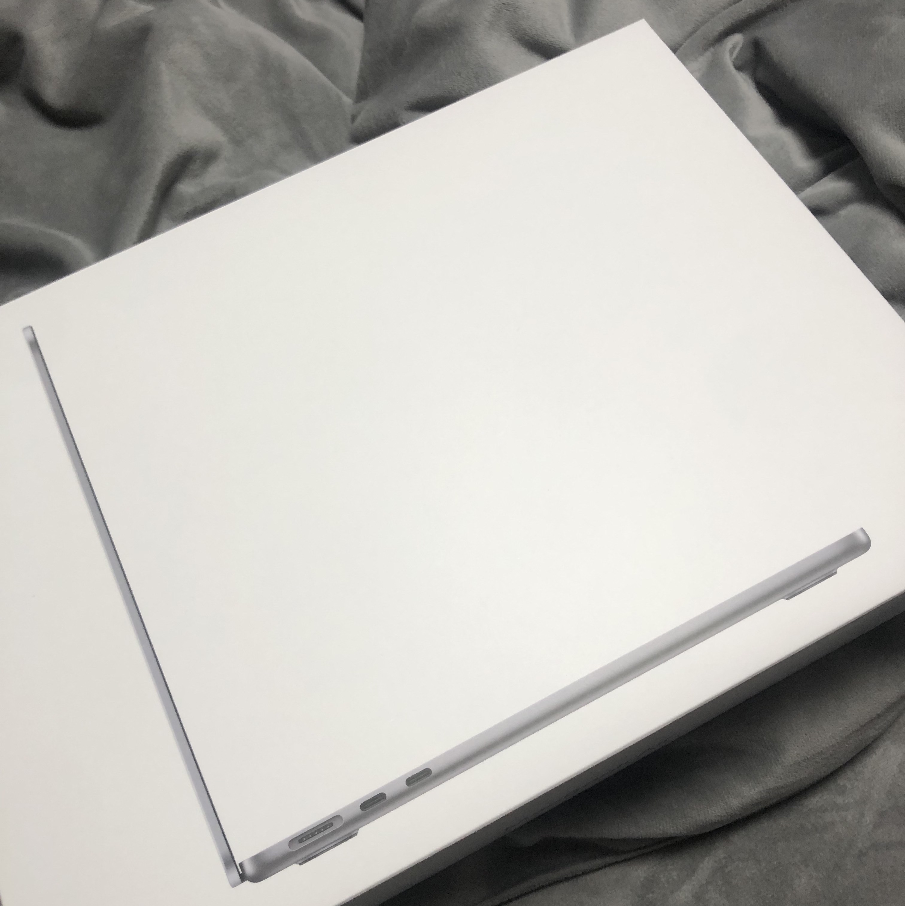 Apple 2022 MacBook Air 13 M2 256GB SSD / 8GB RAM Space Gray (Korean Ver.) 착용 스타일