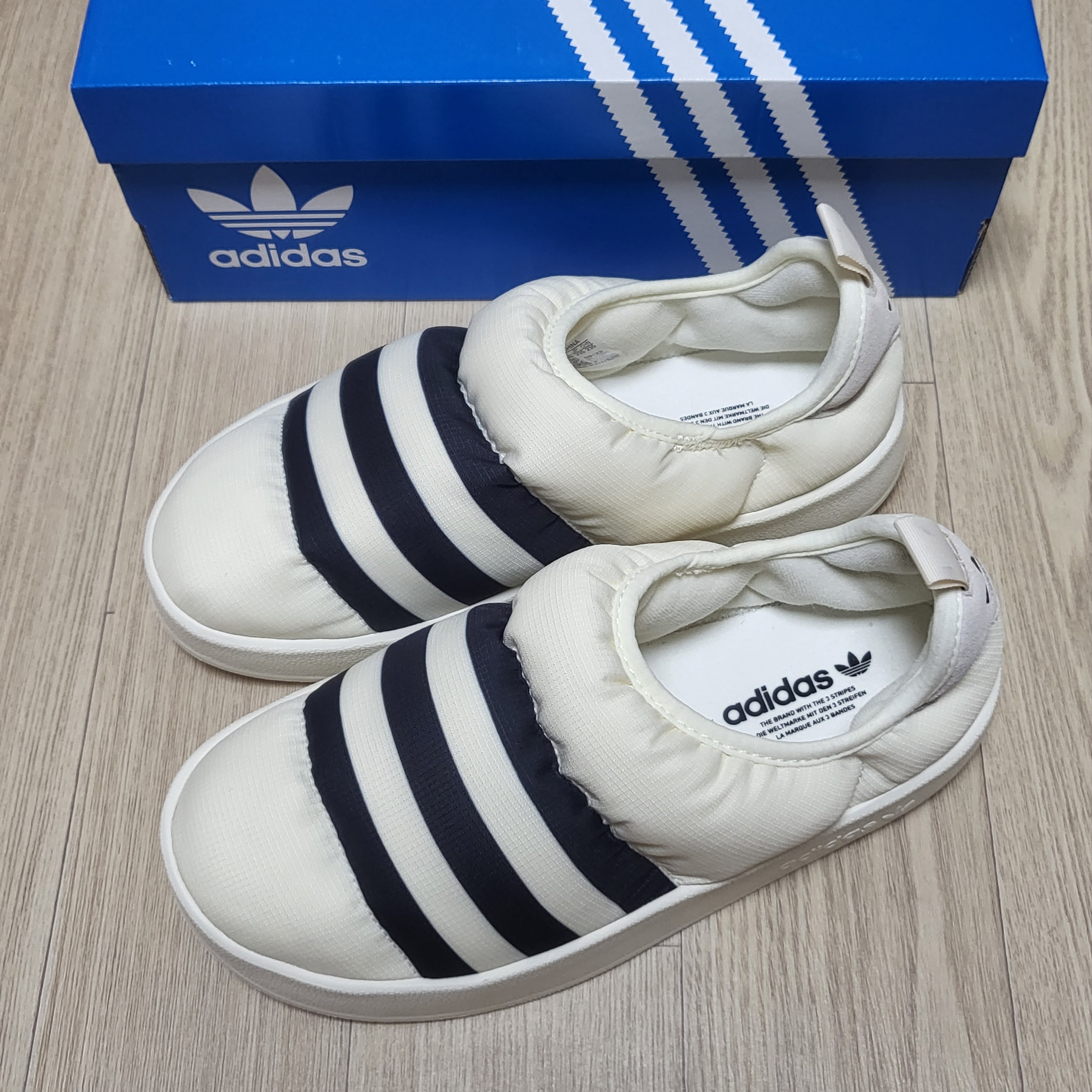 Adidas Puffylette Off White 착용 스타일 - 1