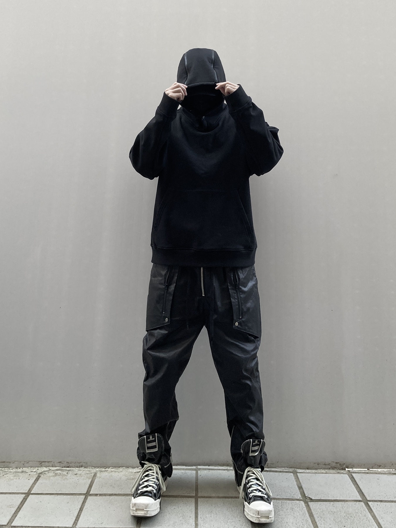 Converse x Drkshdw Turbodrk Chuck 70 Hi Black Lacquered Denim 착용 스타일 - 3