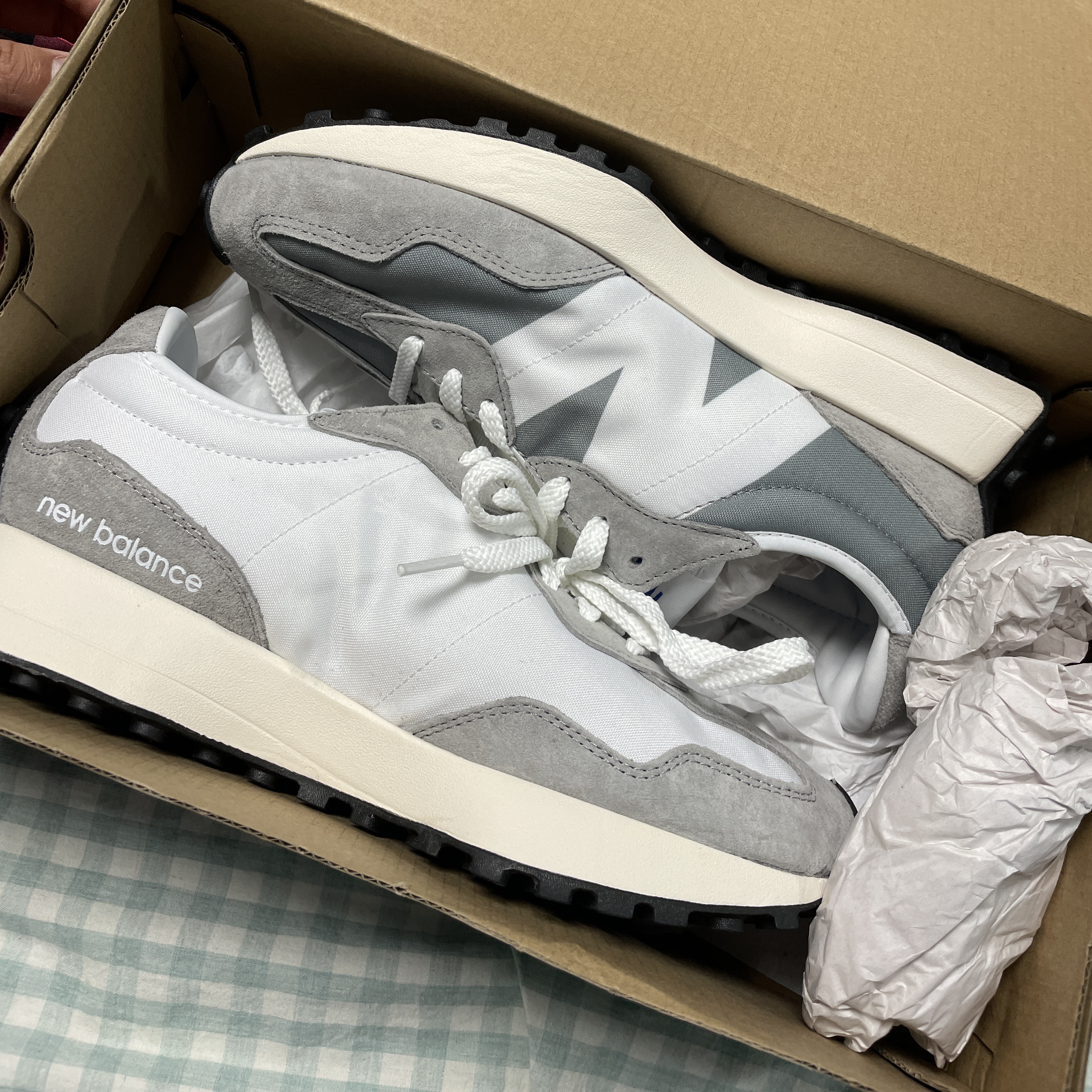New Balance 327 Grey 착용 스타일