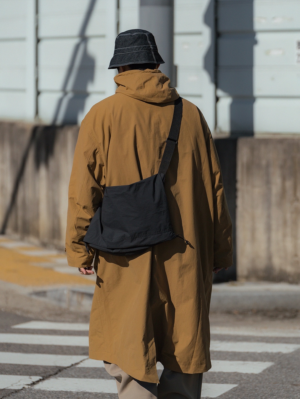 Uniqlo U Drawstring Shoulder Bag Black 착용 스타일 - 3